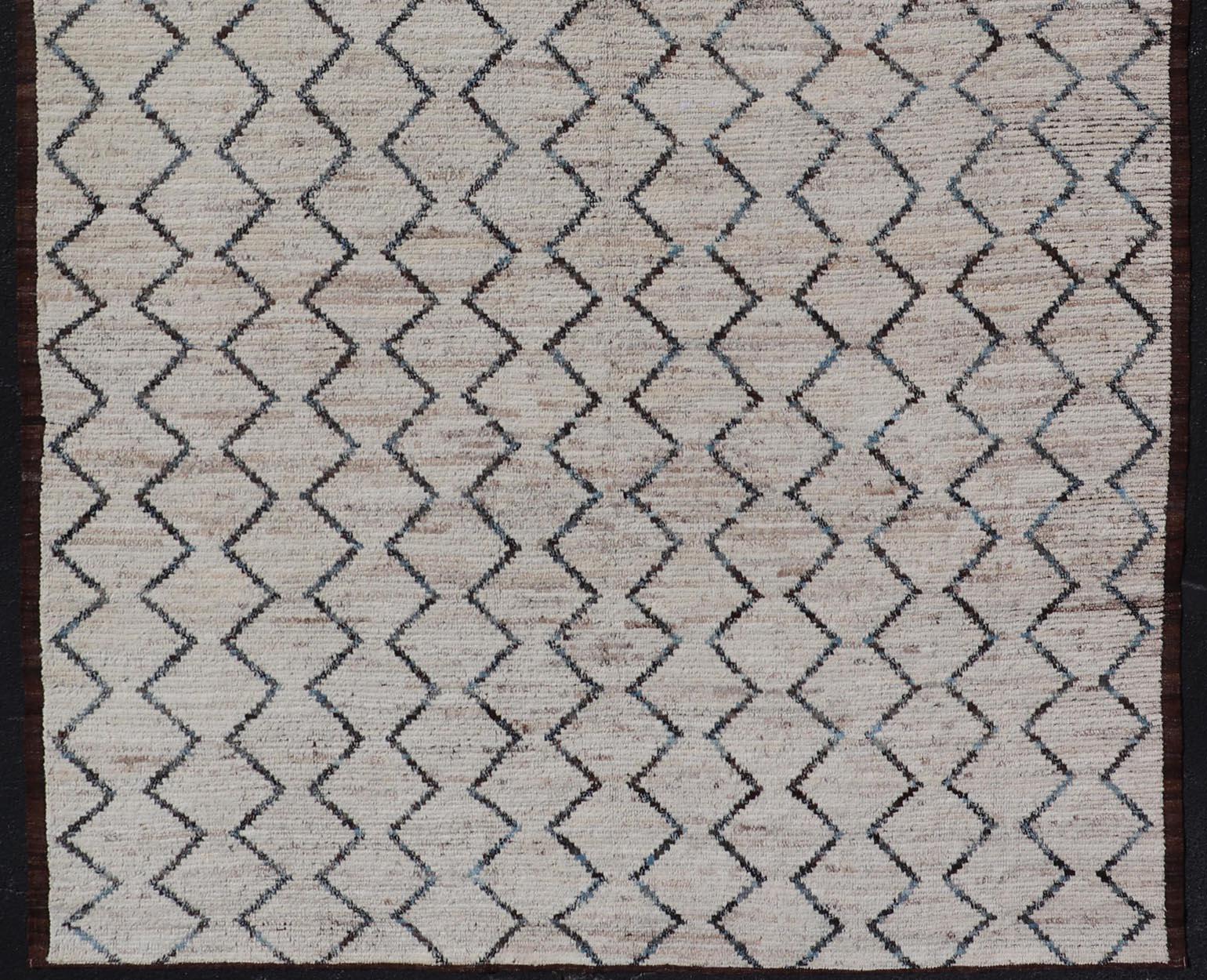 Modern Hand-Knotted Gallery Rug in Wool with Geometric Zig-Zag Design For Sale 3