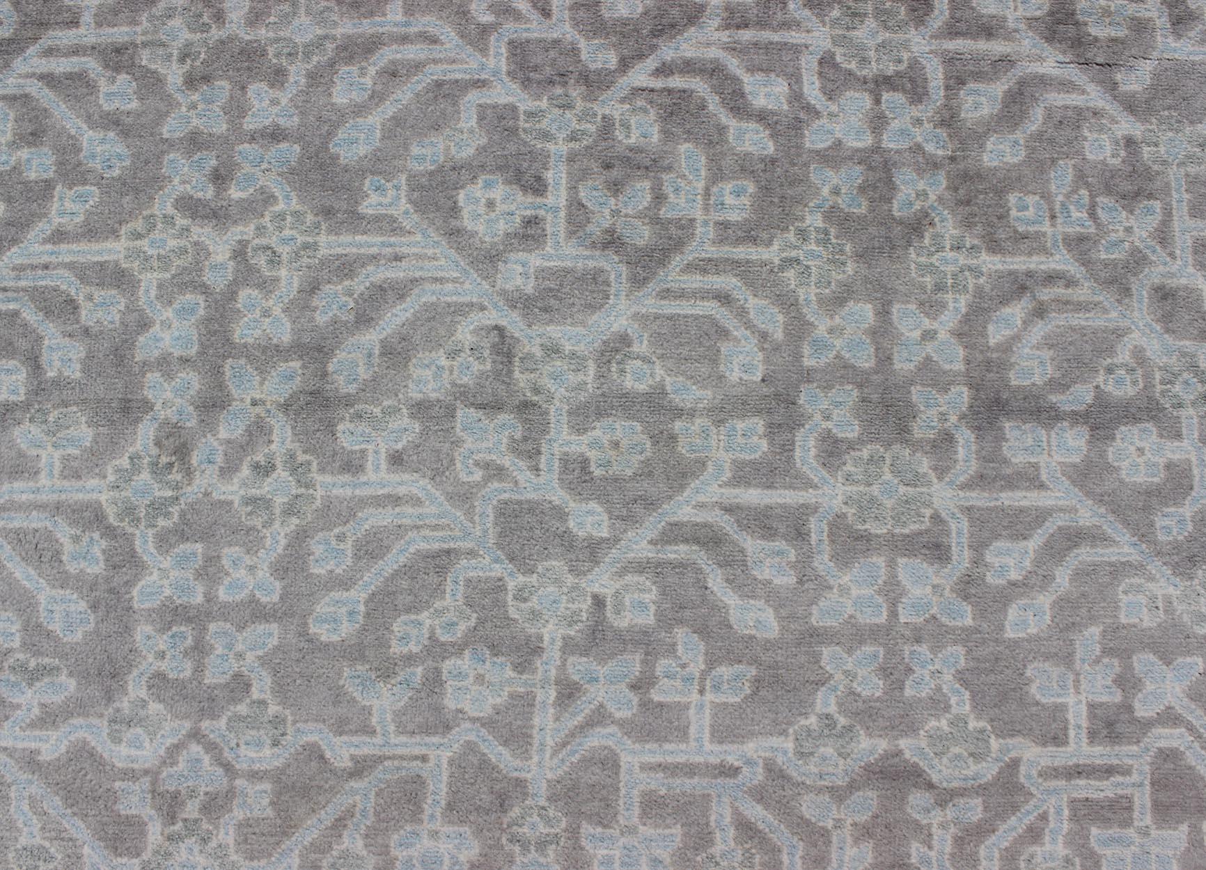 Moderner handgeknüpfter Khotan-Teppich mit subgeometrischem All-Over-Design von Keivan Woven Arts. 

Maße: 9'6 x 13'6.

Dieser moderne indische Khotan-Teppich ist aus Wolle handgeknüpft und zeigt ein subgeometrisches Allover-Muster in Blau-, Grau-