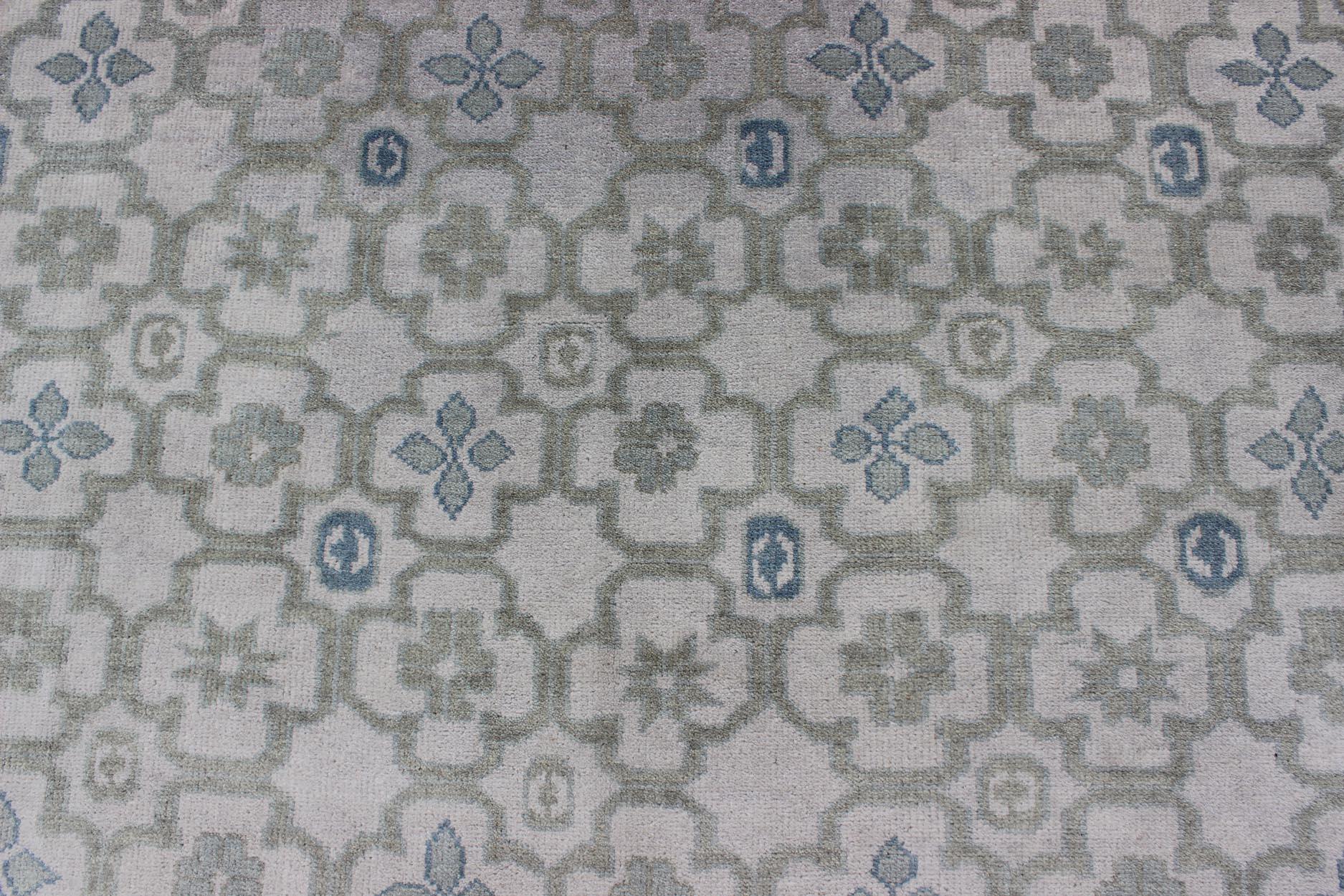 Moderner handgeknüpfter Khotan-Teppich aus Wolle mit subgeometrischem Allover-Design. 
Maße: 8'0 x 10'0.
Dieser moderne Khotan-Teppich ist aus Wolle handgeknüpft und zeigt ein subgeometrisches Allover-Muster in Blau-, Grün- und Cremetönen. Eine