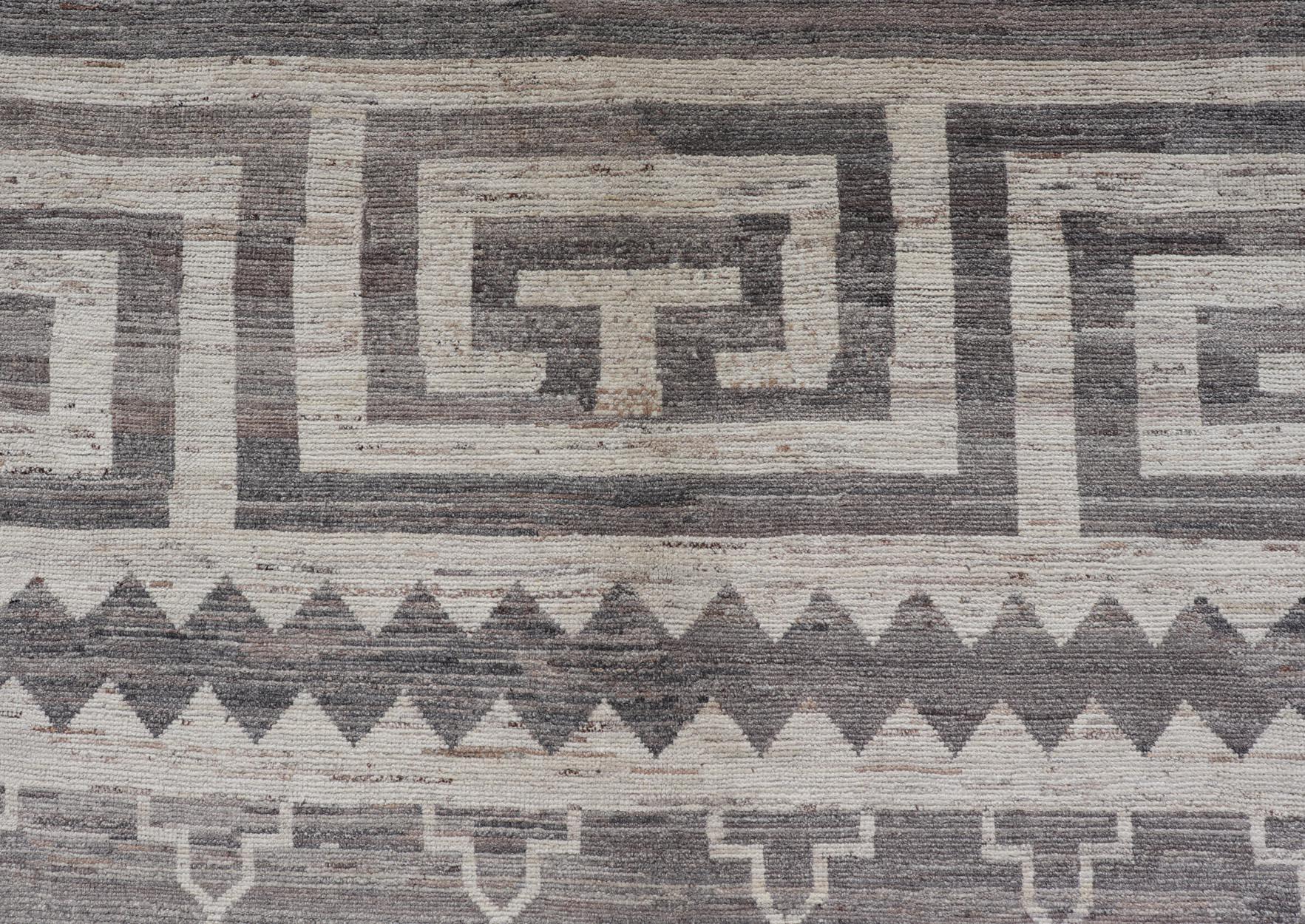 Mesures : 13'3 x 17'4.
Ce tapis Khotan moderne et décontracté a été noué à la main. Le tapis présente un motif moderne de losanges sub-géométriques, entouré d'une bordure en forme de clé grecque. Ce tapis s'adapte parfaitement à une variété