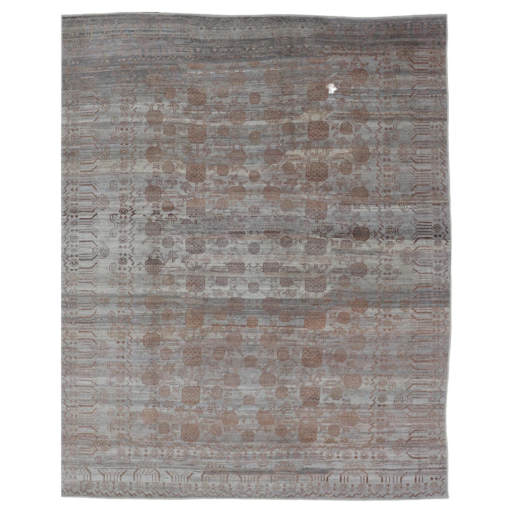 Moderner handgeknüpfter Khotan-Teppich mit subgeometrischem Granatapfeldesign, Moderne