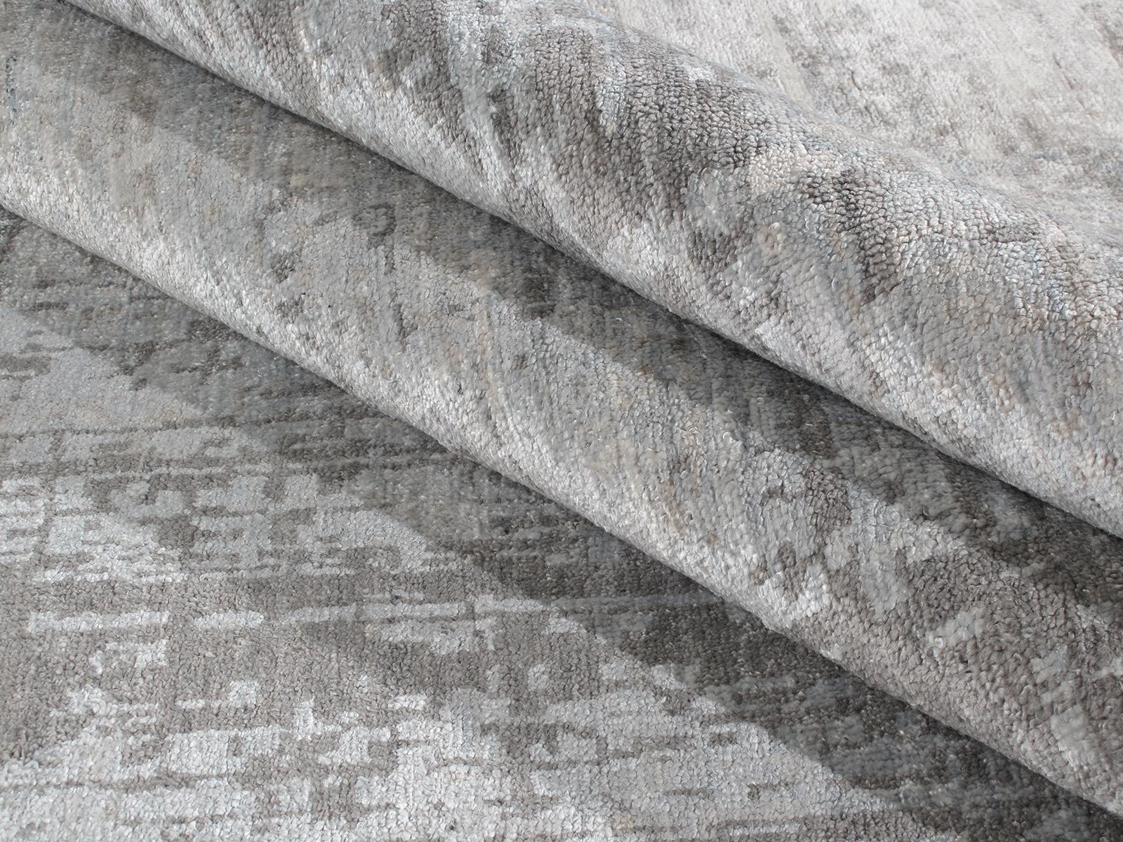 Moderner minimalistischer handgeknüpfter Teppich in Silber und Elfenbeinfarbe (Handgeknüpft) im Angebot