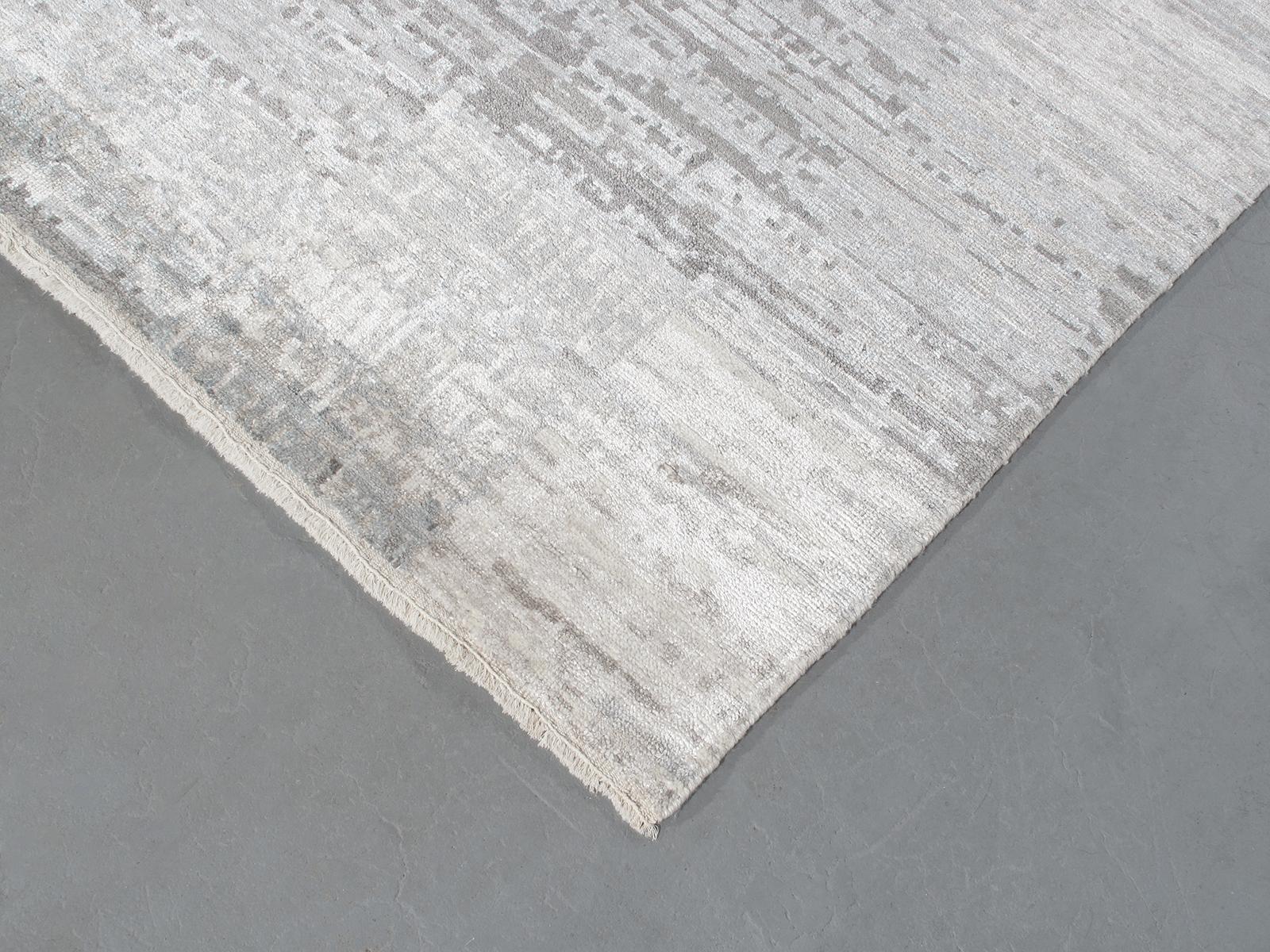 Moderner minimalistischer handgeknüpfter Teppich in Silber und Elfenbeinfarbe im Zustand „Neu“ im Angebot in New York, NY