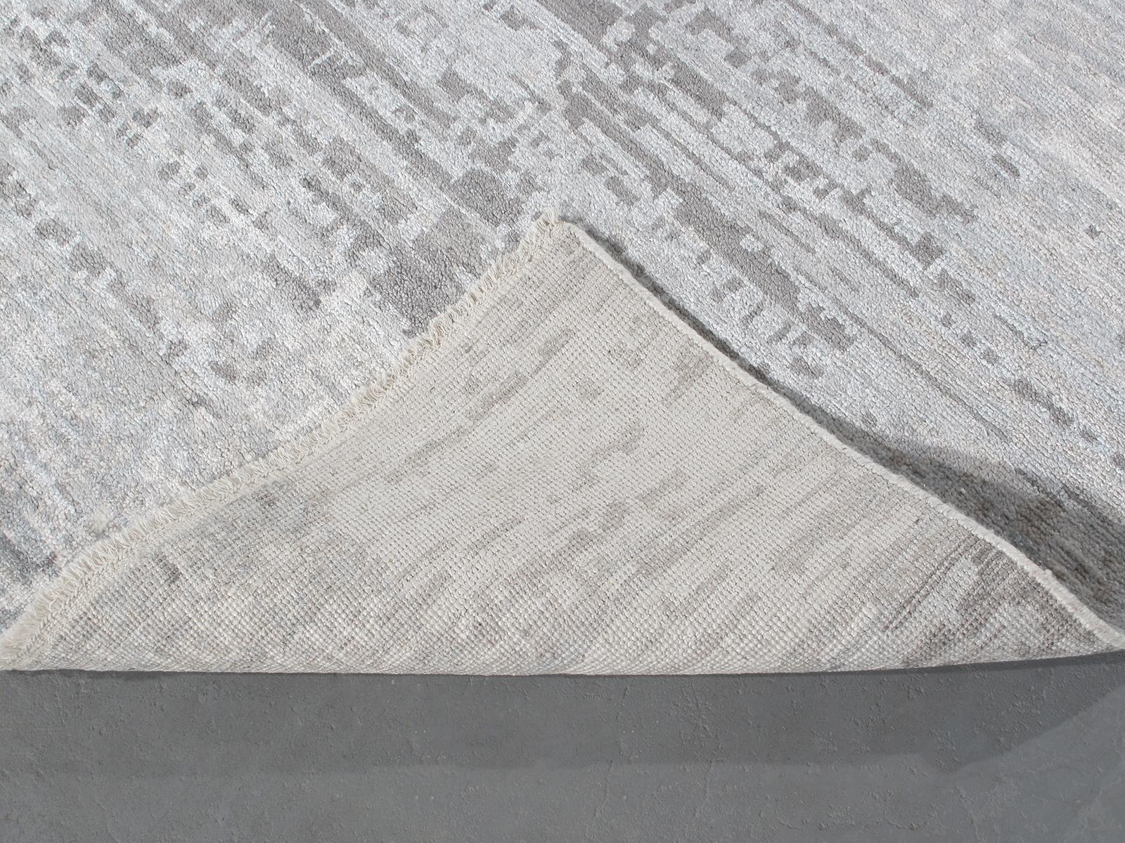 Moderner minimalistischer handgeknüpfter Teppich in Silber und Elfenbeinfarbe (21. Jahrhundert und zeitgenössisch) im Angebot