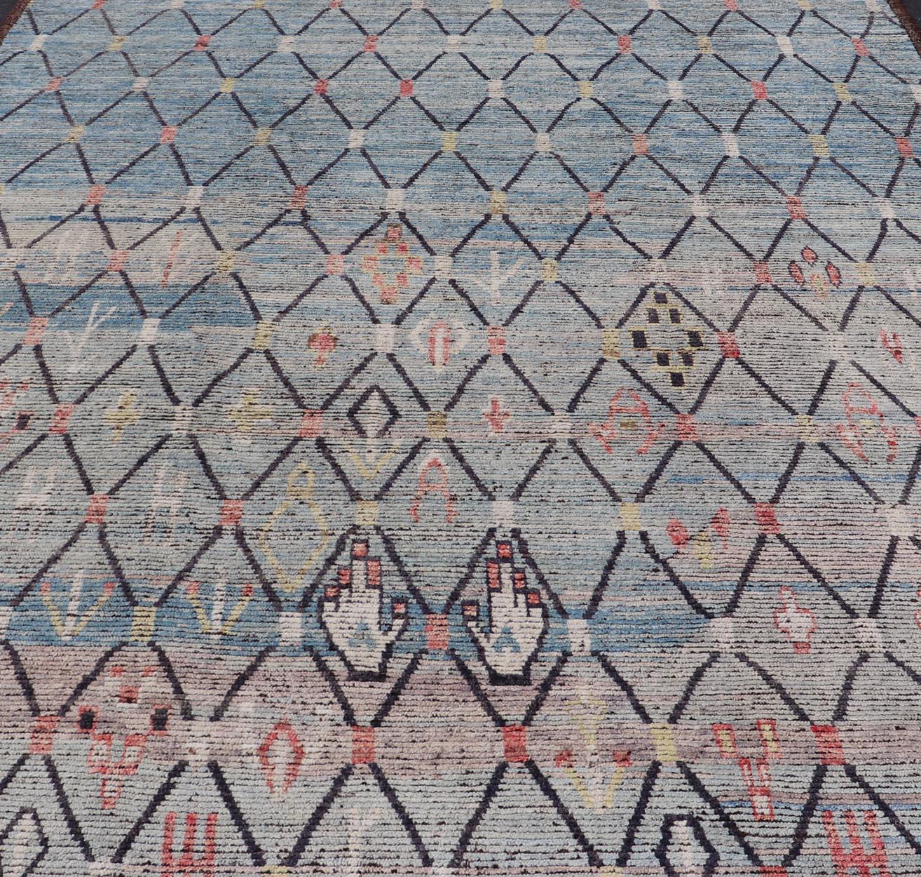 Moderner marokkanischer Teppich von Keivan Woven Arts, gewebt, mit geometrischem Allover-Design im Angebot 4