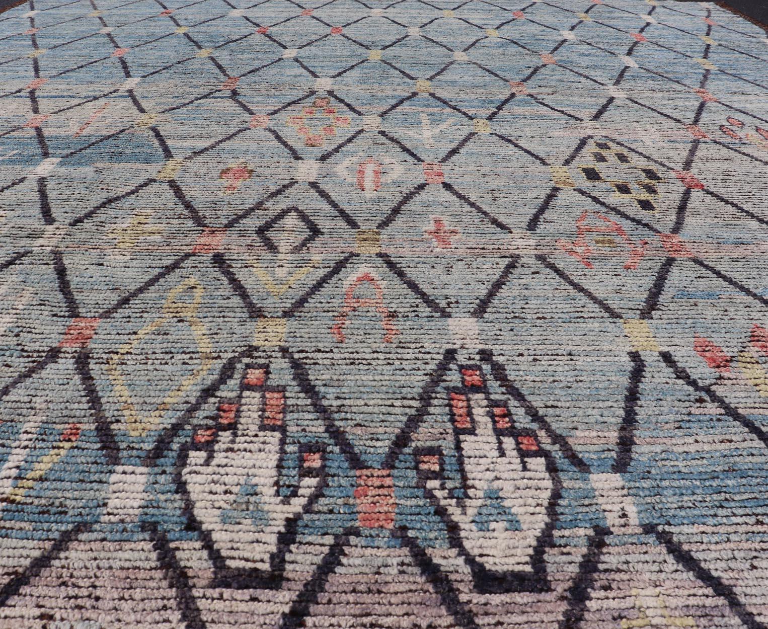 Moderner handgeknüpfter marokkanischer Teppich mit geometrischem All-Over-Design aus Wolle in Blau. Keivan Woven Arts; Teppich AFG-64397 Herkunftsland / Art: Afghanistan / Modern Casual, etwa Anfang des 21. Jahrhunderts.
Maße: 9'6 x 11'3 
Dieser