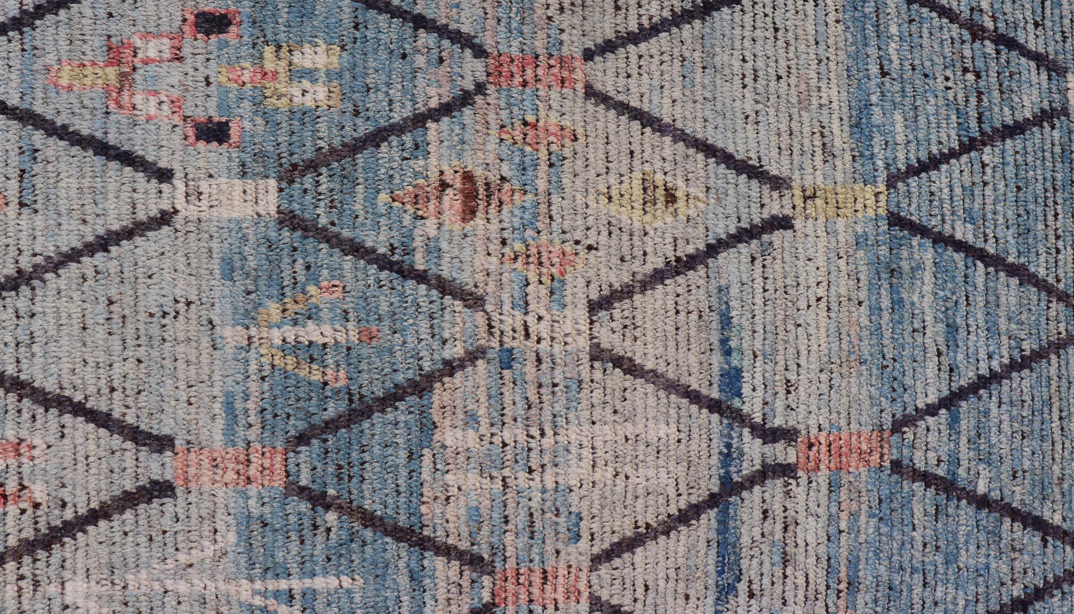 Moderner marokkanischer Teppich von Keivan Woven Arts, gewebt, mit geometrischem Allover-Design (Wolle) im Angebot