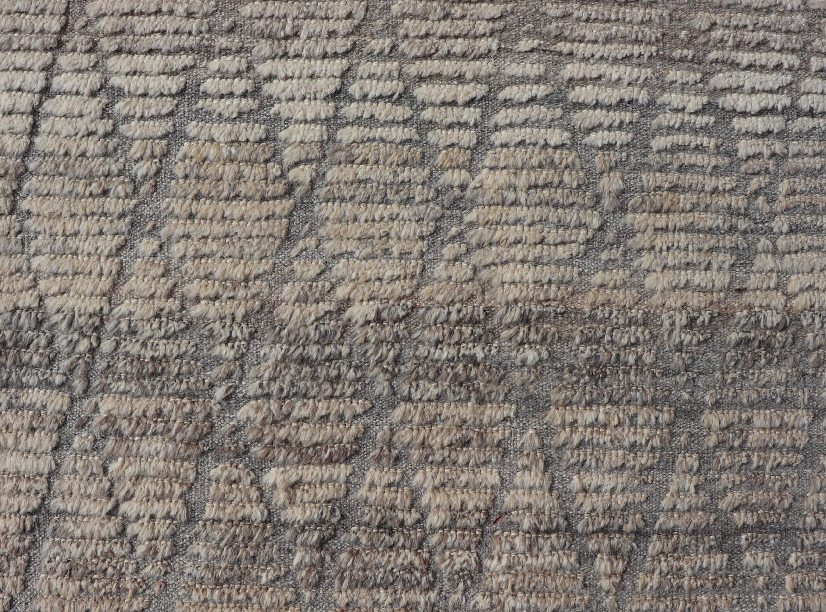 Moderner moderner handgeknüpfter marokkanischer Teppich mit Diamantmuster in Grau und neutralen Tönen (Afghanisch) im Angebot