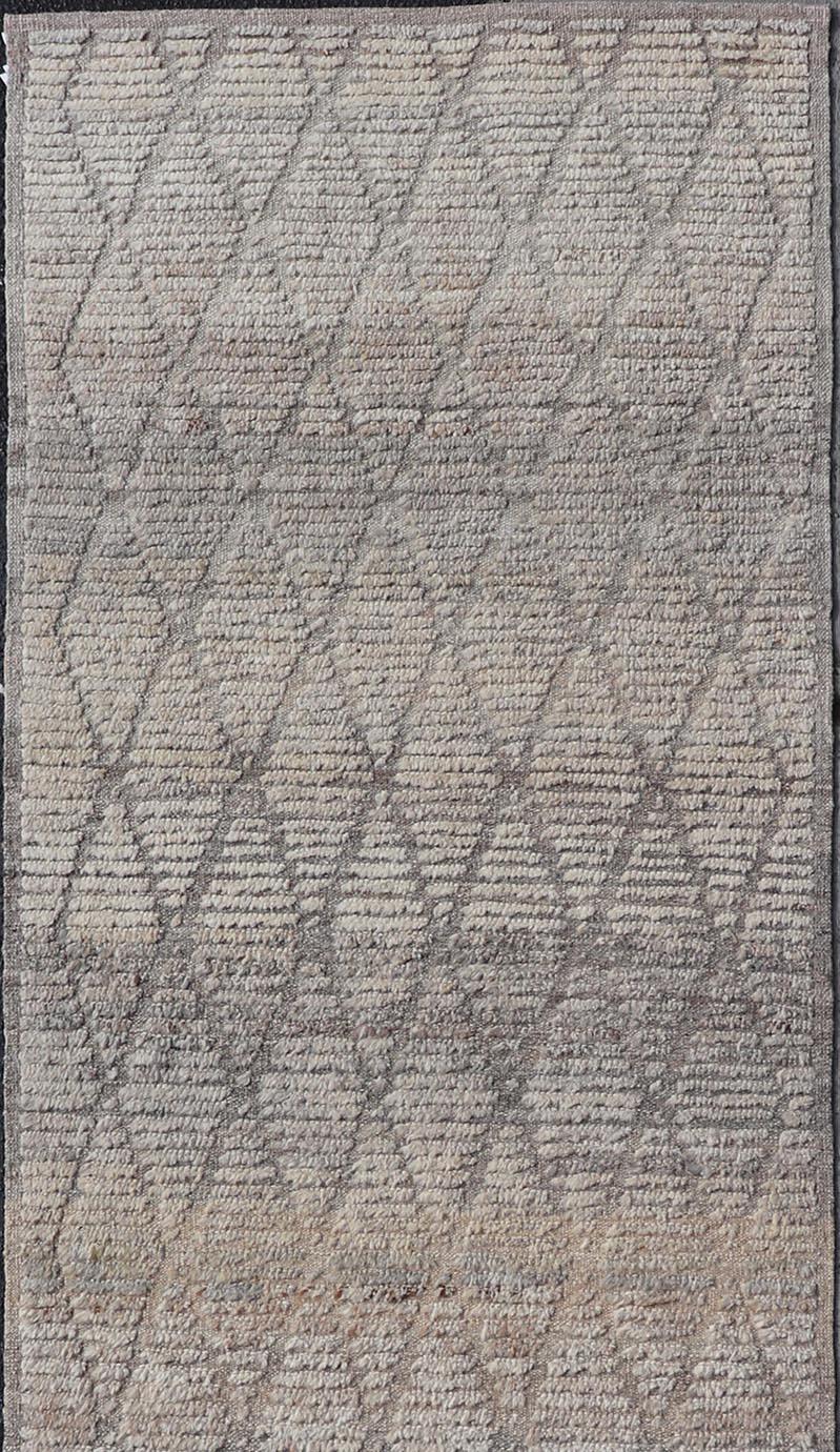 Moderner moderner handgeknüpfter marokkanischer Teppich mit Diamantmuster in Grau und neutralen Tönen (Handgeknüpft) im Angebot