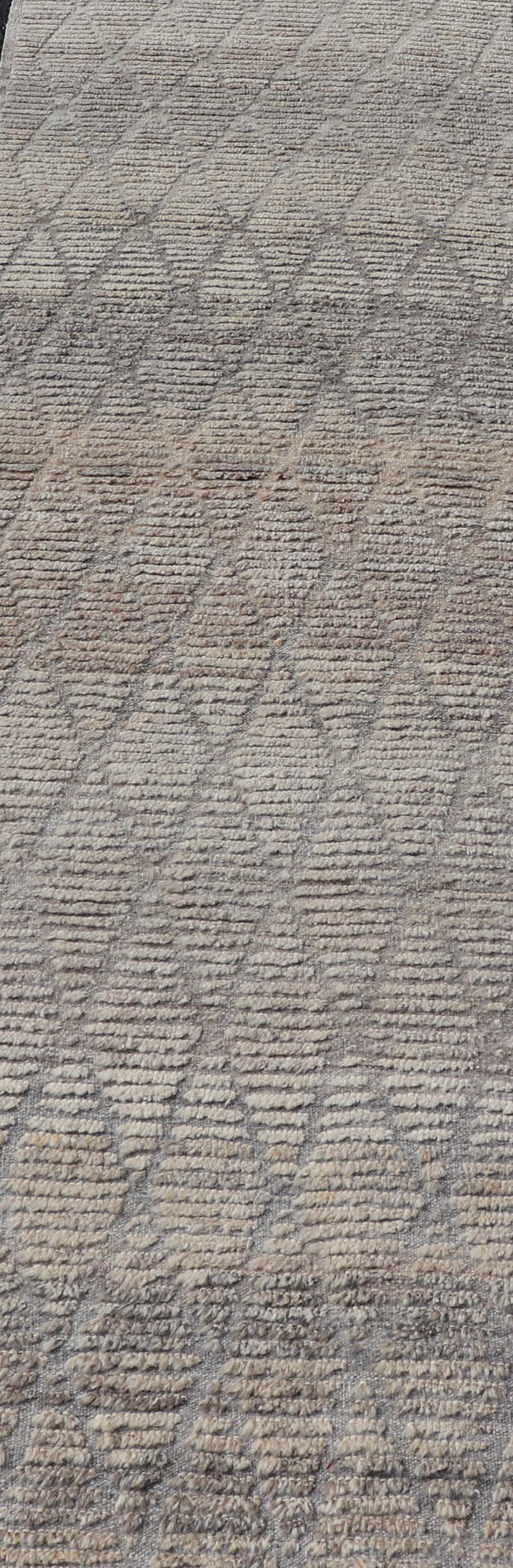 Moderner moderner handgeknüpfter marokkanischer Teppich mit Diamantmuster in Grau und neutralen Tönen (Wolle) im Angebot