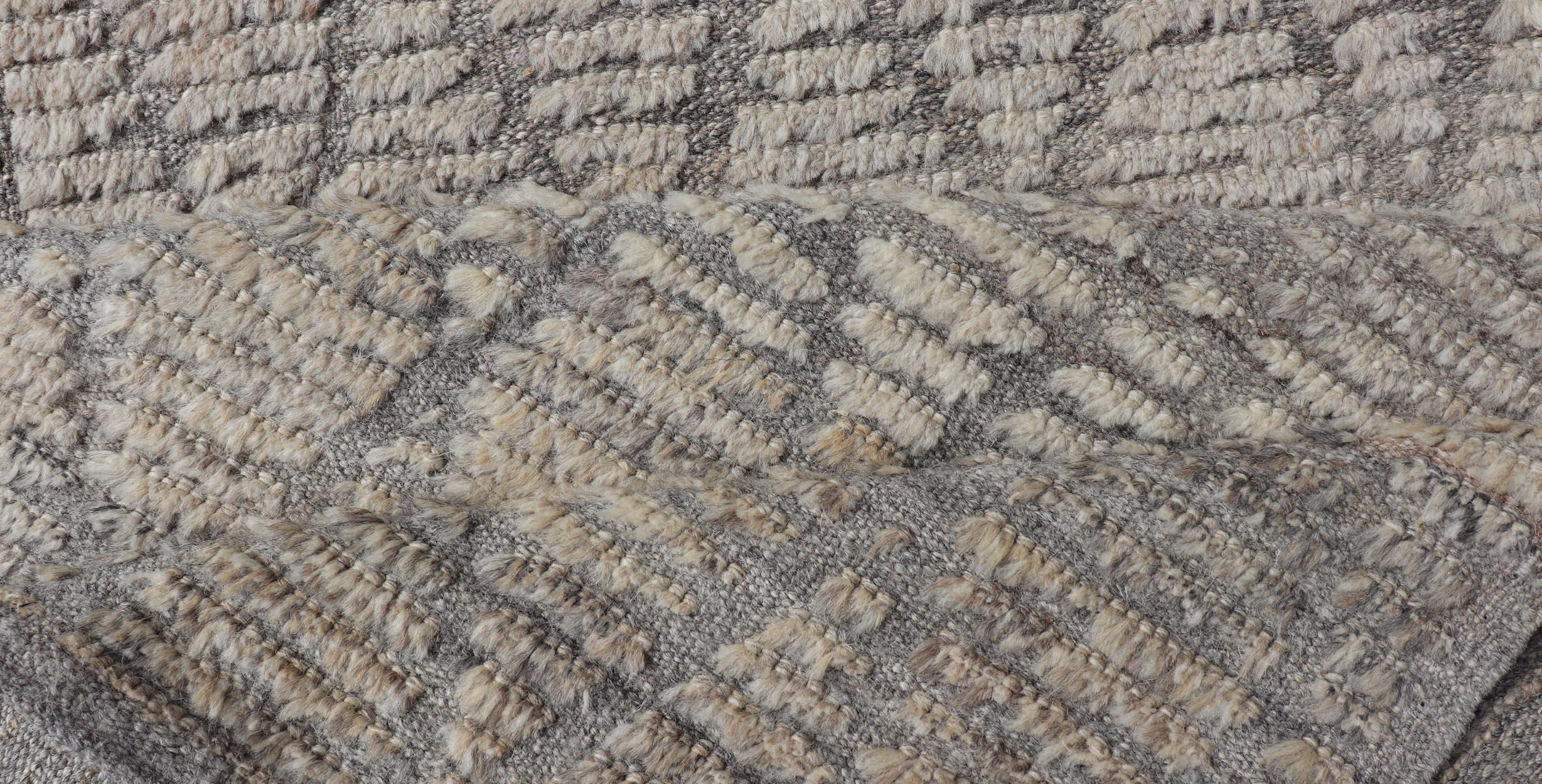 Moderner moderner handgeknüpfter marokkanischer Teppich mit Diamantmuster in Grau und neutralen Tönen im Angebot 2