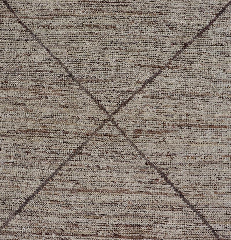Maße: 2'11 x 13'2

Dieser moderne, lässige marokkanische Läufer im Stammesstil wurde aus Wolle handgeknüpft. Der Teppich zeichnet sich durch ein modernes geometrisches Rautenmuster aus, das in erdigen Tönen gehalten ist. Damit passt er hervorragend
