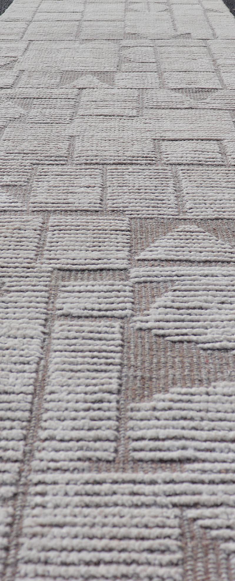Runner marocchino moderno annodato a mano con design all-over nei toni della terra. Keivan Woven Arts; tappeto MSE-12872, paese d'origine/tipo: Afghanistan / Moderno casual, circa inizio XXI secolo.
Misure: 2'6 x 10'5 
Questo tappeto tribale moderno