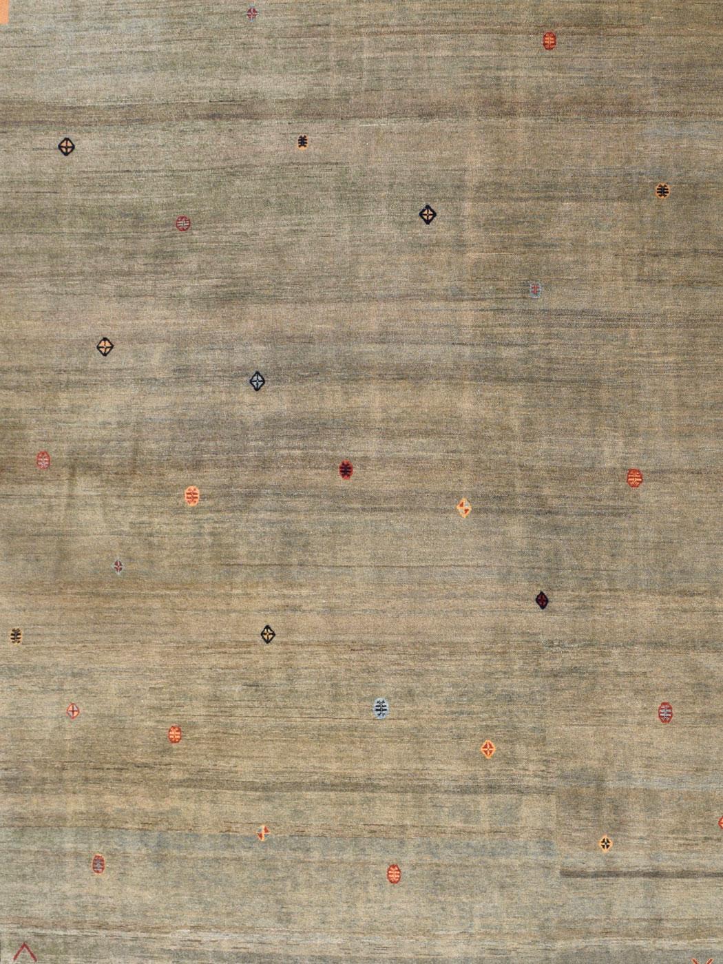 Nœud réussi entre le tissage persan traditionnel et la décoration intérieure moderne, ce tapis d'inspiration Gabbeh mesure 11'8