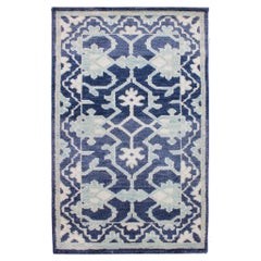 Handgeknüpfter Oushak-Teppich in geometrischem Design in Blau von Keivan Woven Arts