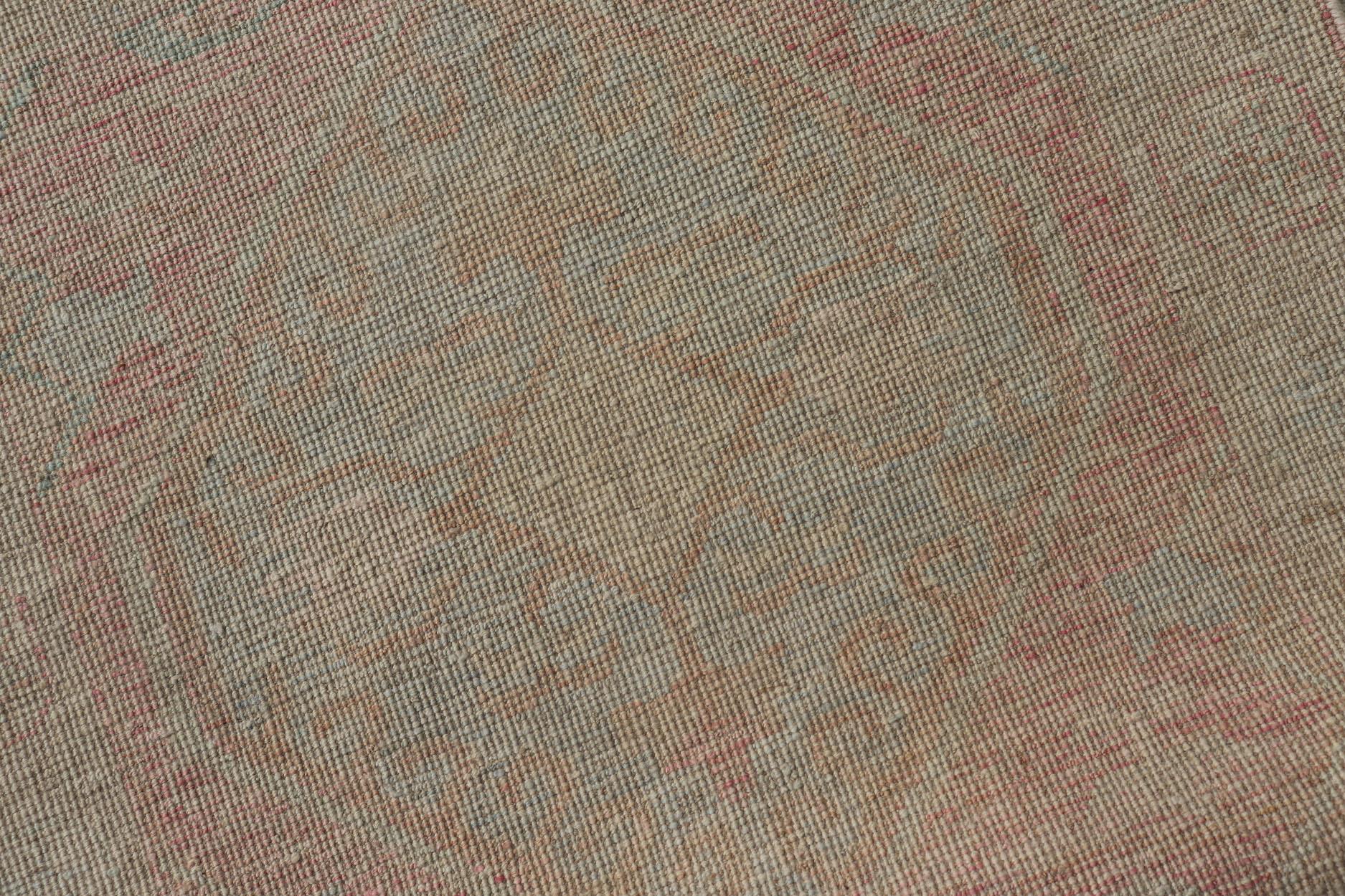 Moderner handgeknüpfter Oushak-Läufer mit Medaillons in Rosa und Creme im Angebot 5