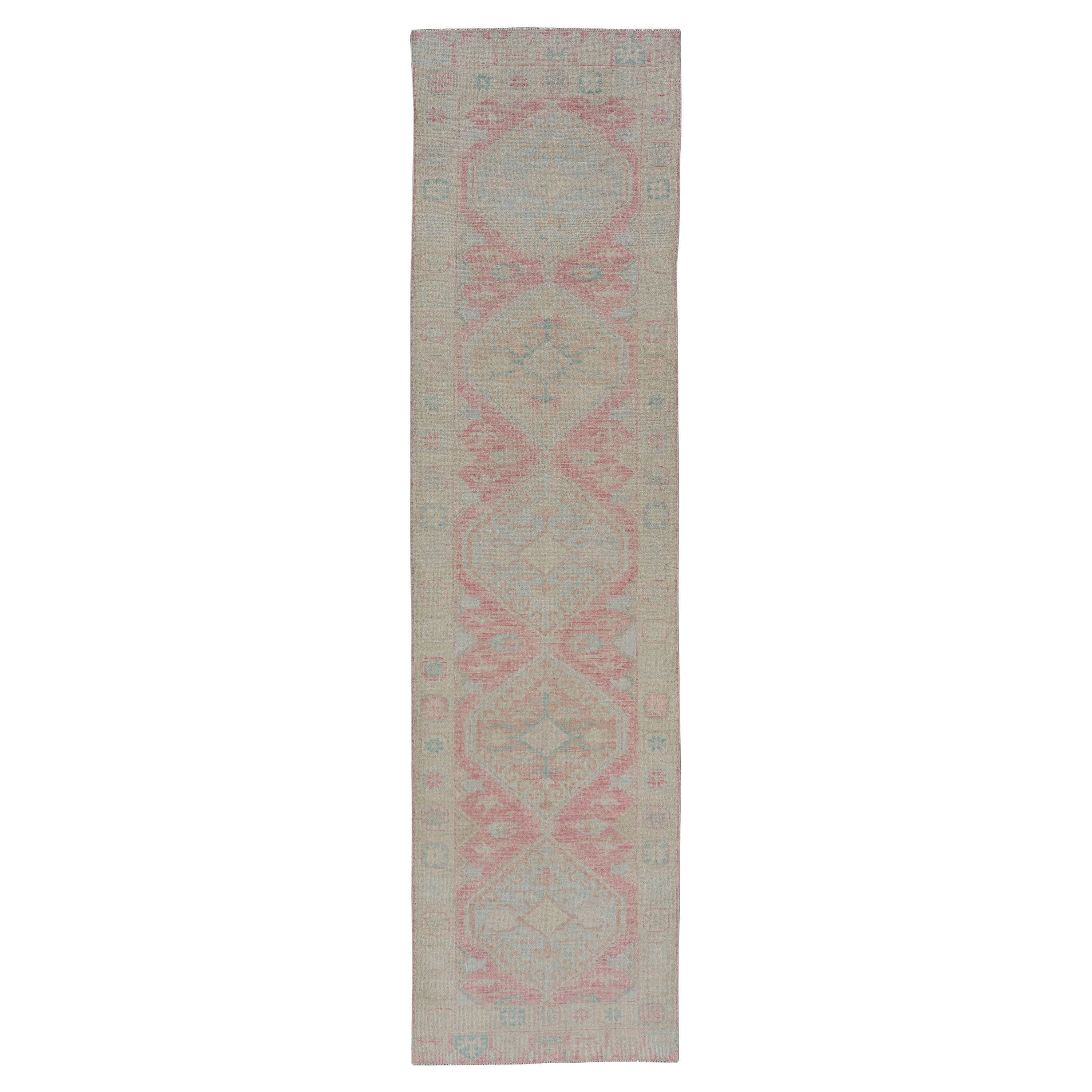 Runner moderno in Oushak annodato a mano con medaglioni in rosa e crema