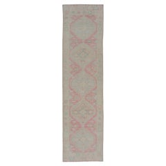 Runner moderno in Oushak annodato a mano con medaglioni in rosa e crema
