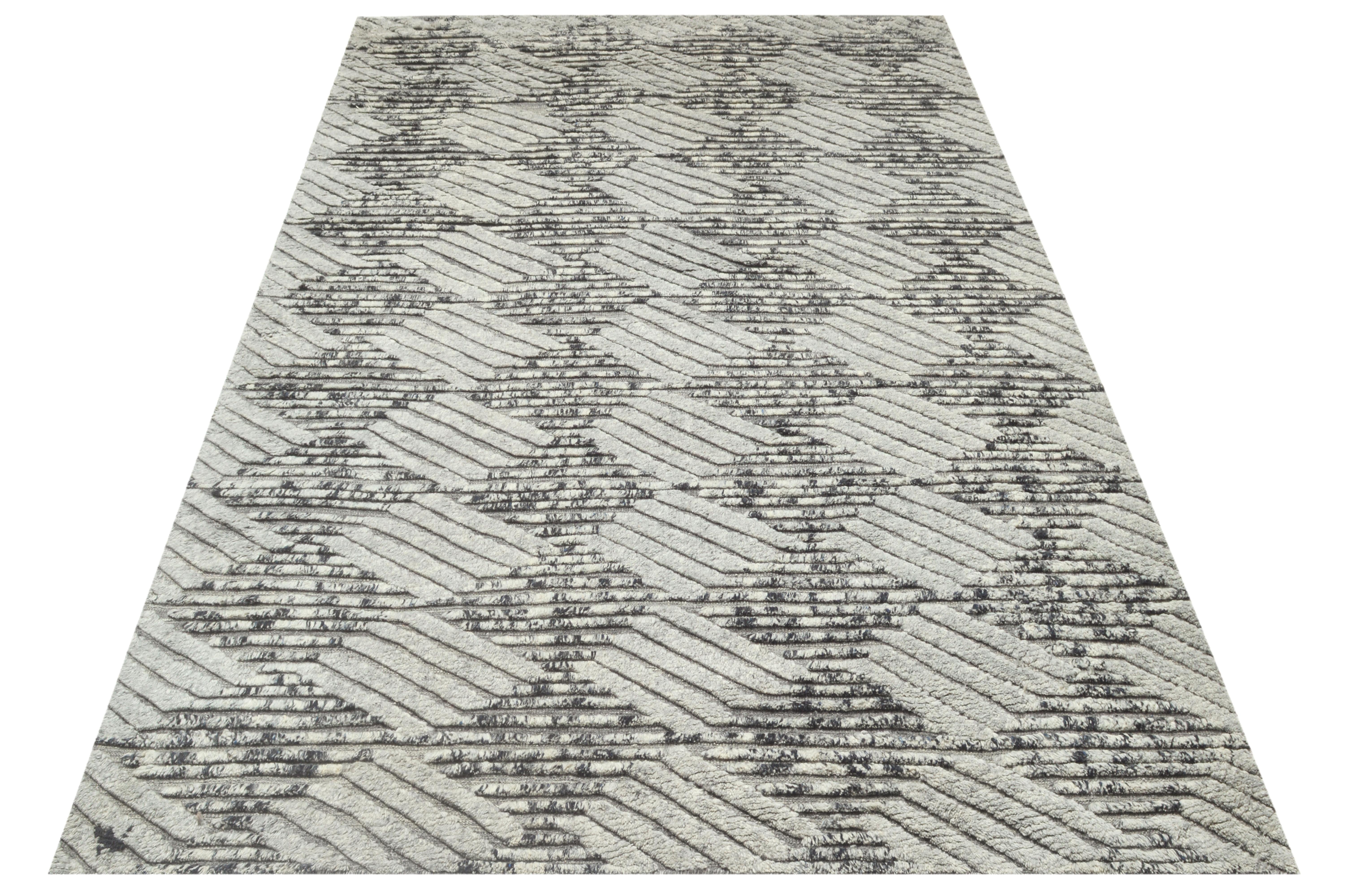 Poils de laine noués à la main sur une base de coton.

Dimensions approximatives : 10' x 14'

Origine : Inde

Couleur du champ : argent

Couleur d'accent : gris, anthracite.