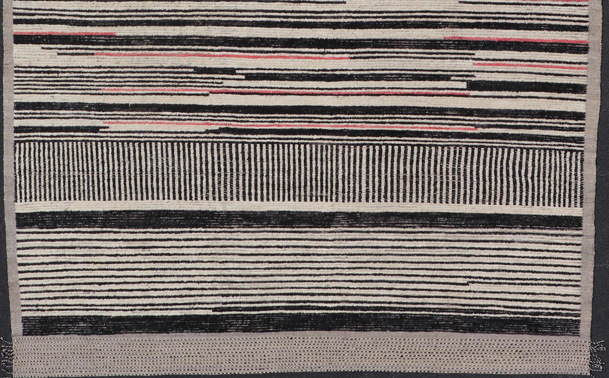 The Moderns Rugs noué à la main en laine avec un design linéaire abstrait en noir et ivoire en vente 2