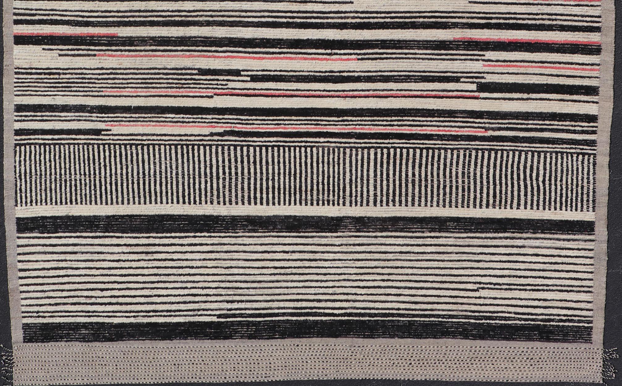 Tappeto moderno annodato a mano in lana con design lineare astratto in nero e avorio in vendita 2