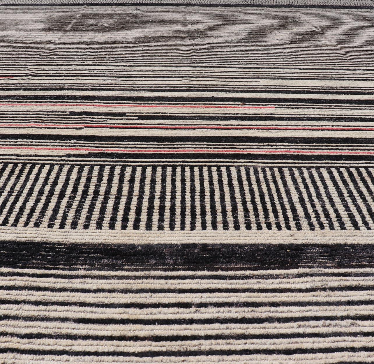 Moderner handgeknüpfter Teppich aus Wolle mit abstraktem, linearem Design in Schwarz und Elfenbein im Angebot 6