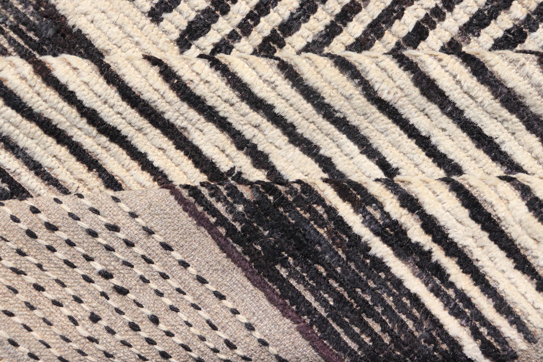 Moderner handgeknüpfter Teppich aus Wolle mit abstraktem, linearem Design in Schwarz und Elfenbein im Angebot 7