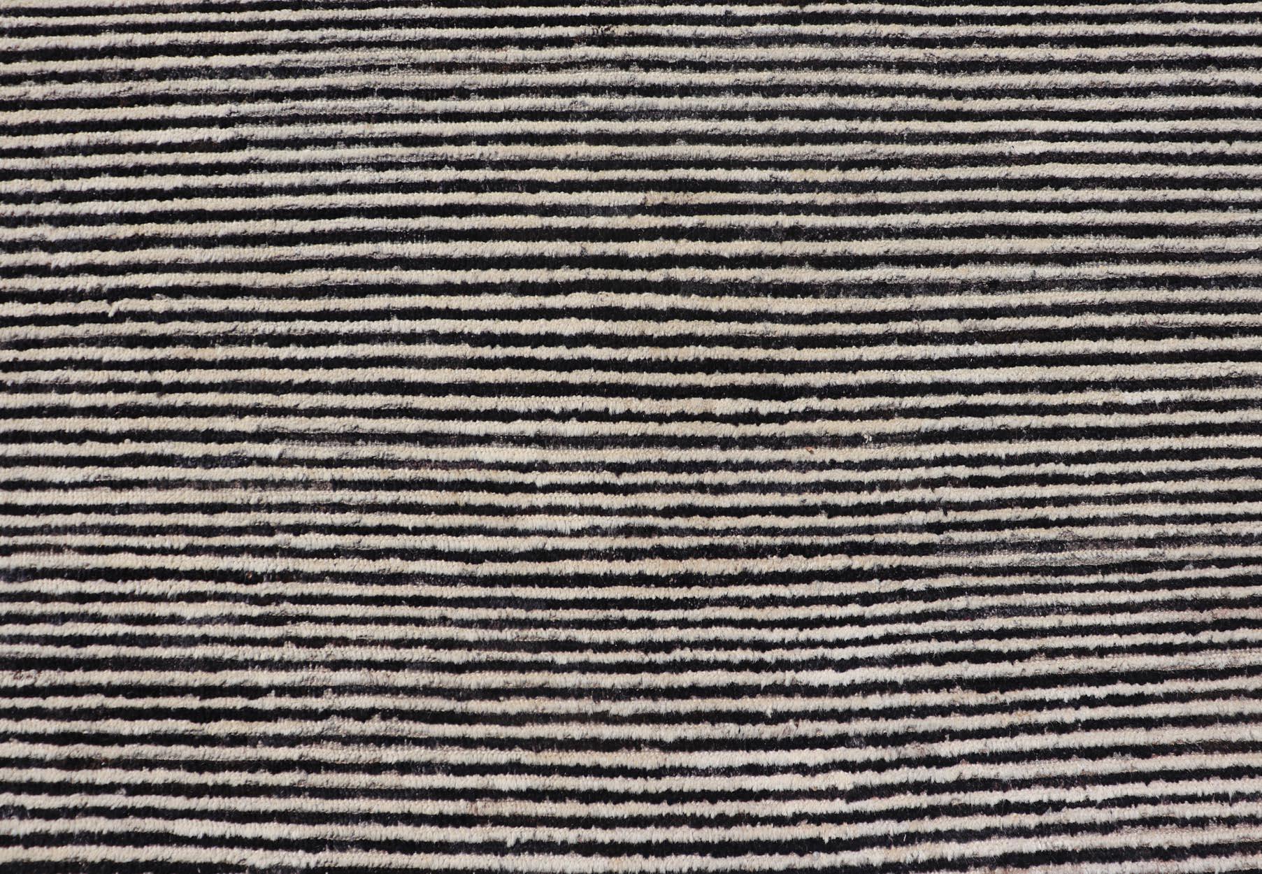 Moderner handgeknüpfter Teppich aus Wolle mit abstraktem, linearem Design in Schwarz und Elfenbein (Afghanisch) im Angebot