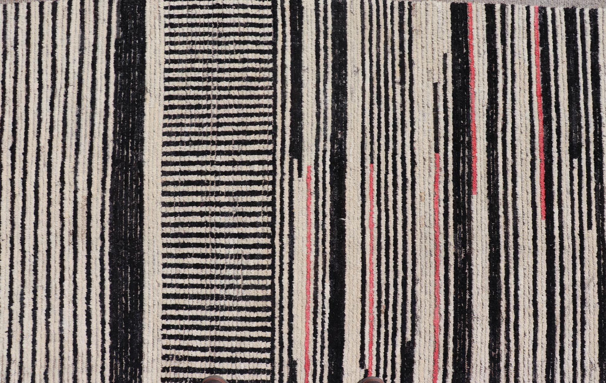 Moderner handgeknüpfter Teppich aus Wolle mit abstraktem, linearem Design in Schwarz und Elfenbein im Zustand „Hervorragend“ im Angebot in Atlanta, GA
