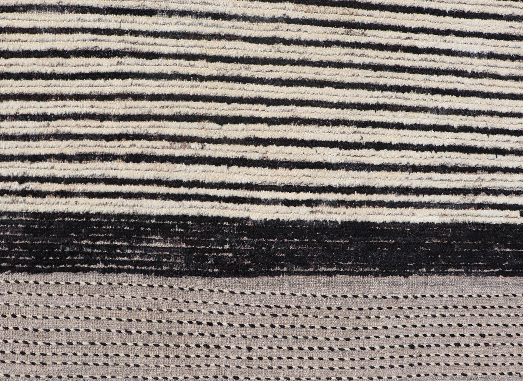 Moderner handgeknüpfter Teppich aus Wolle mit abstraktem, linearem Design in Schwarz und Elfenbein (21. Jahrhundert und zeitgenössisch) im Angebot