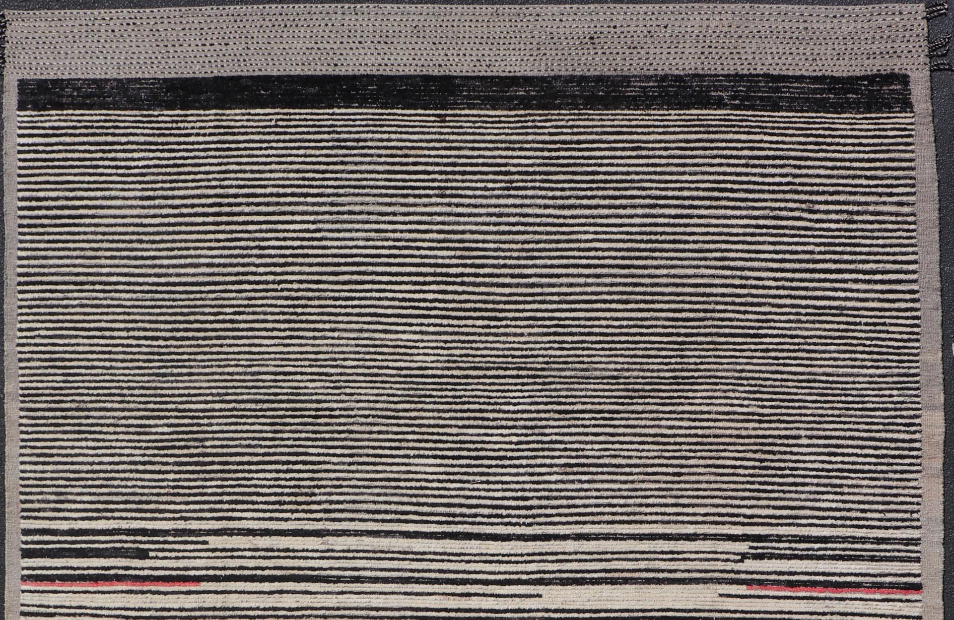 Moderner handgeknüpfter Teppich aus Wolle mit abstraktem, linearem Design in Schwarz und Elfenbein im Angebot 2