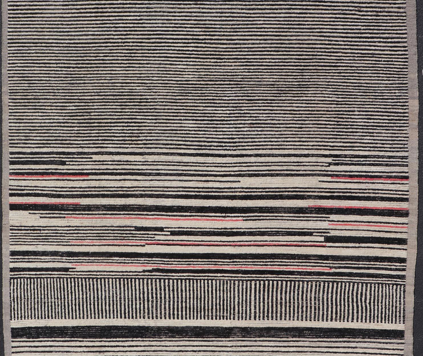 Moderner handgeknüpfter Teppich aus Wolle mit abstraktem, linearem Design in Schwarz und Elfenbein im Angebot 3