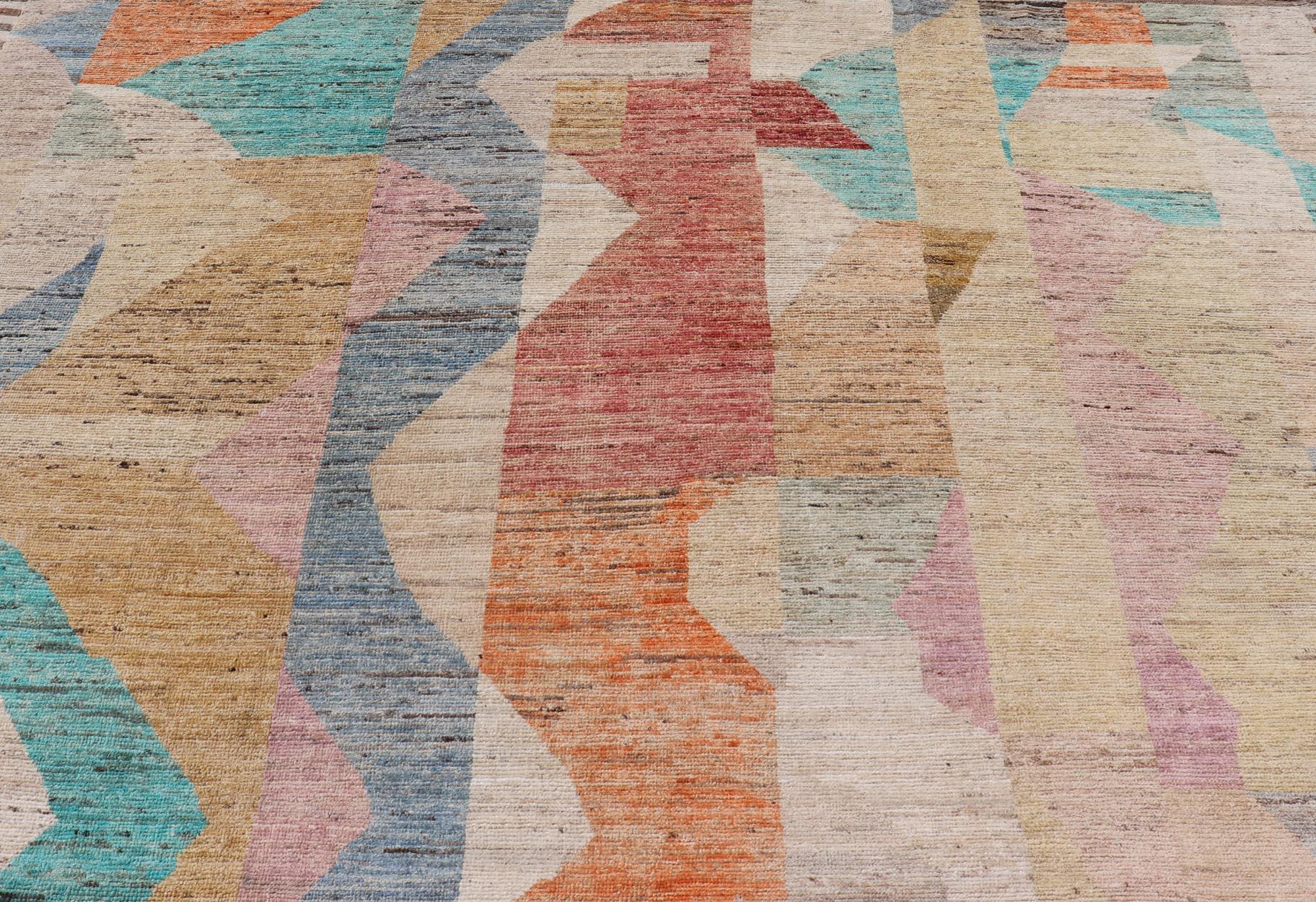 Ce tapis moderne et décontracté a été noué à la main. Ce tapis présente un design sous-géométrique abstrait, rendu en multicolore amusant, ce qui le rend superbement adapté à une variété d'intérieurs classiques, modernes, décontractés, abstraits et