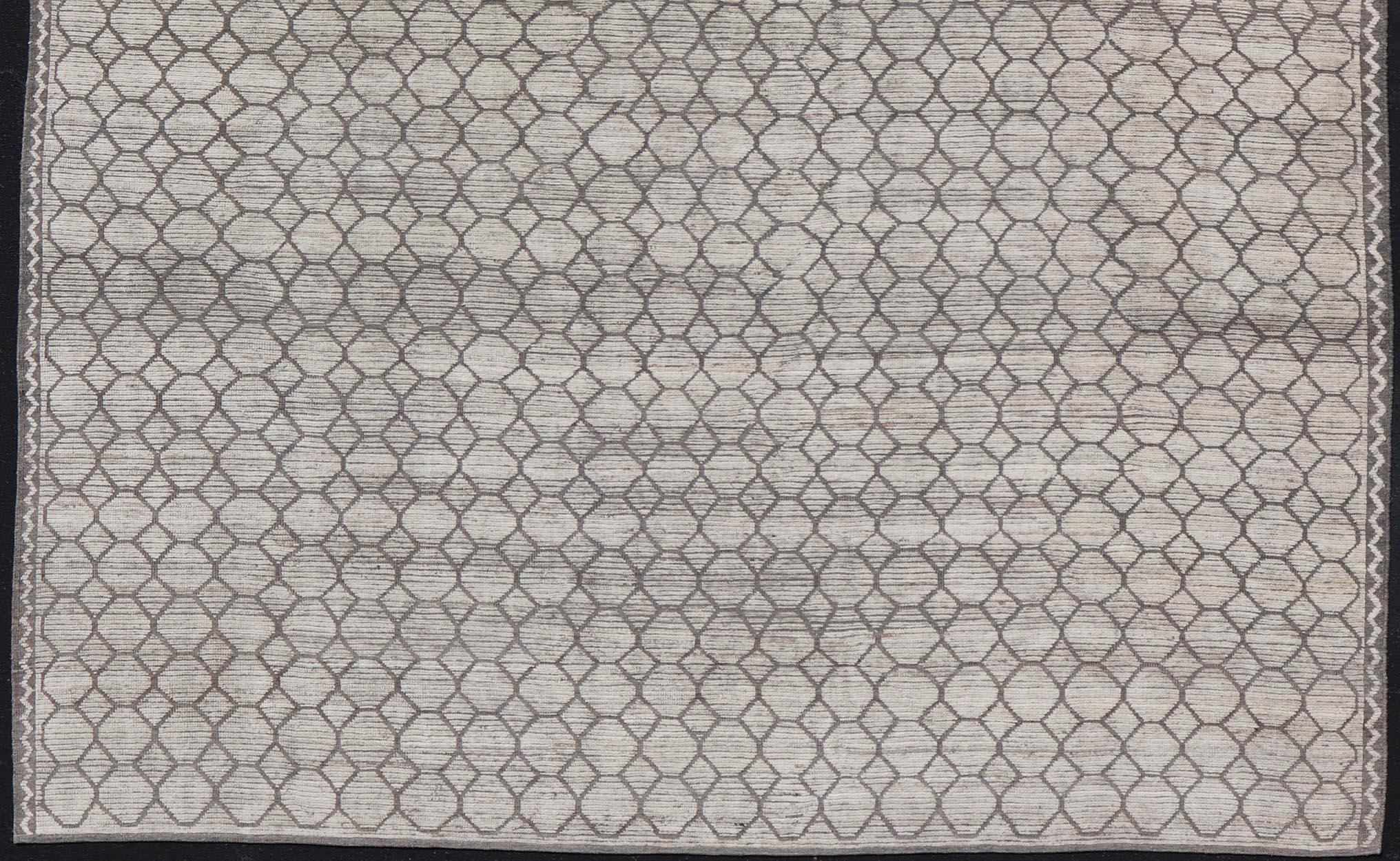 Modern Hand-Knotted Rug in Wool with All-Over Design in Light Gray & off White For Sale 2