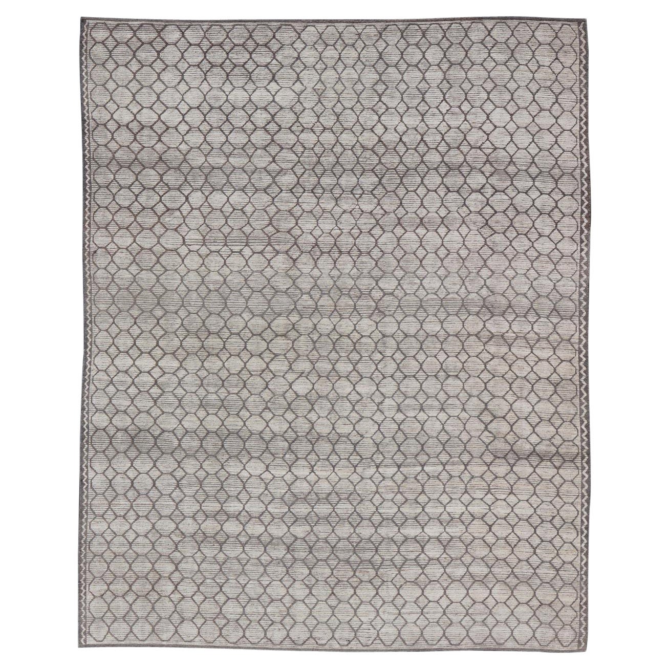 Tappeto moderno annodato a mano in lana con disegno all over in grigio chiaro e bianco sporco in vendita