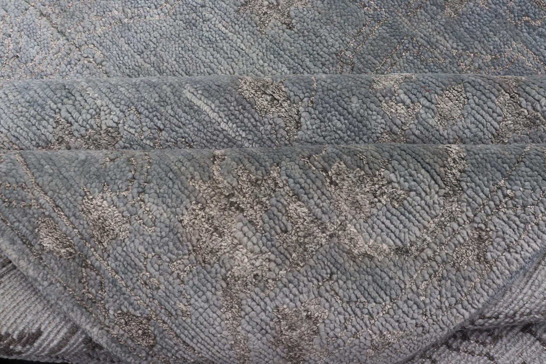Alfombra moderna anudada a mano en lana con diseño floral en azul y gris 6' x 9' en venta 1