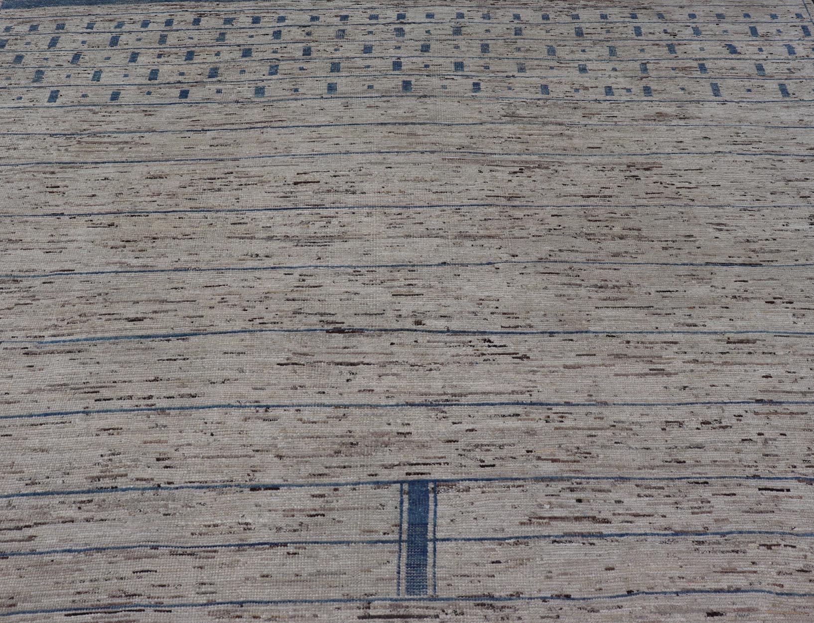 Moderner handgeknüpfter Teppich aus Wolle mit subgeometrischem Design in Blau und Creme  im Zustand „Hervorragend“ im Angebot in Atlanta, GA