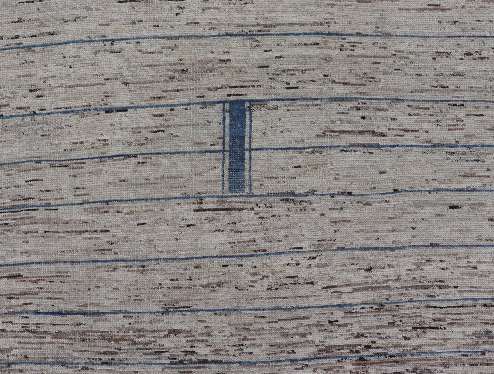 Tapis moderne noué à la main en laine avec un design sous-géométrique en bleu et crème Excellent état - En vente à Atlanta, GA