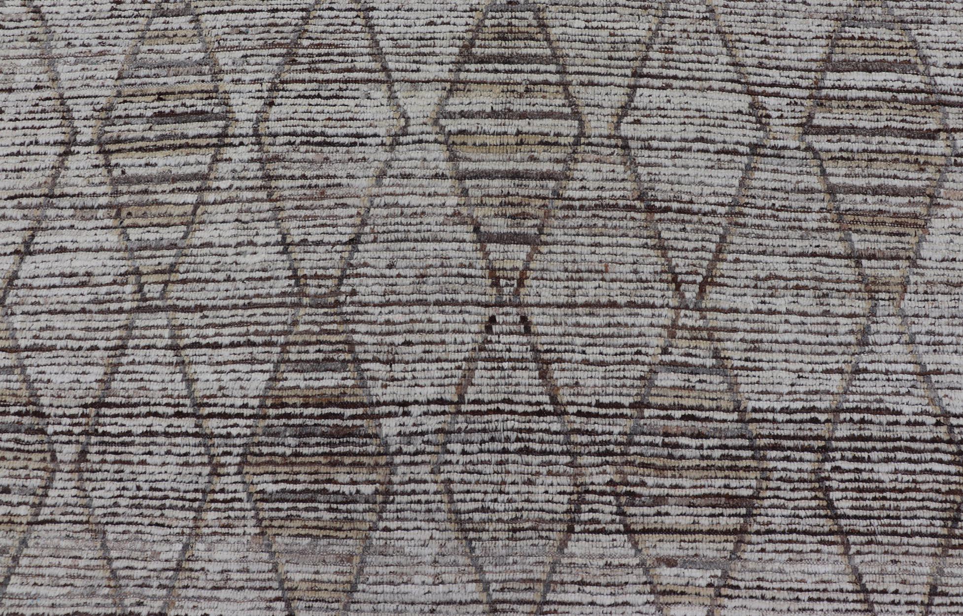 Dieser moderne, lässige Stammesteppich wurde von Hand geknüpft. Der Teppich zeichnet sich durch ein modernes, subgeometrisches Rautendesign in erdigen Tönen aus, das ihn zu einer Vielzahl von klassischen, modernen, lässigen und minimalistischen