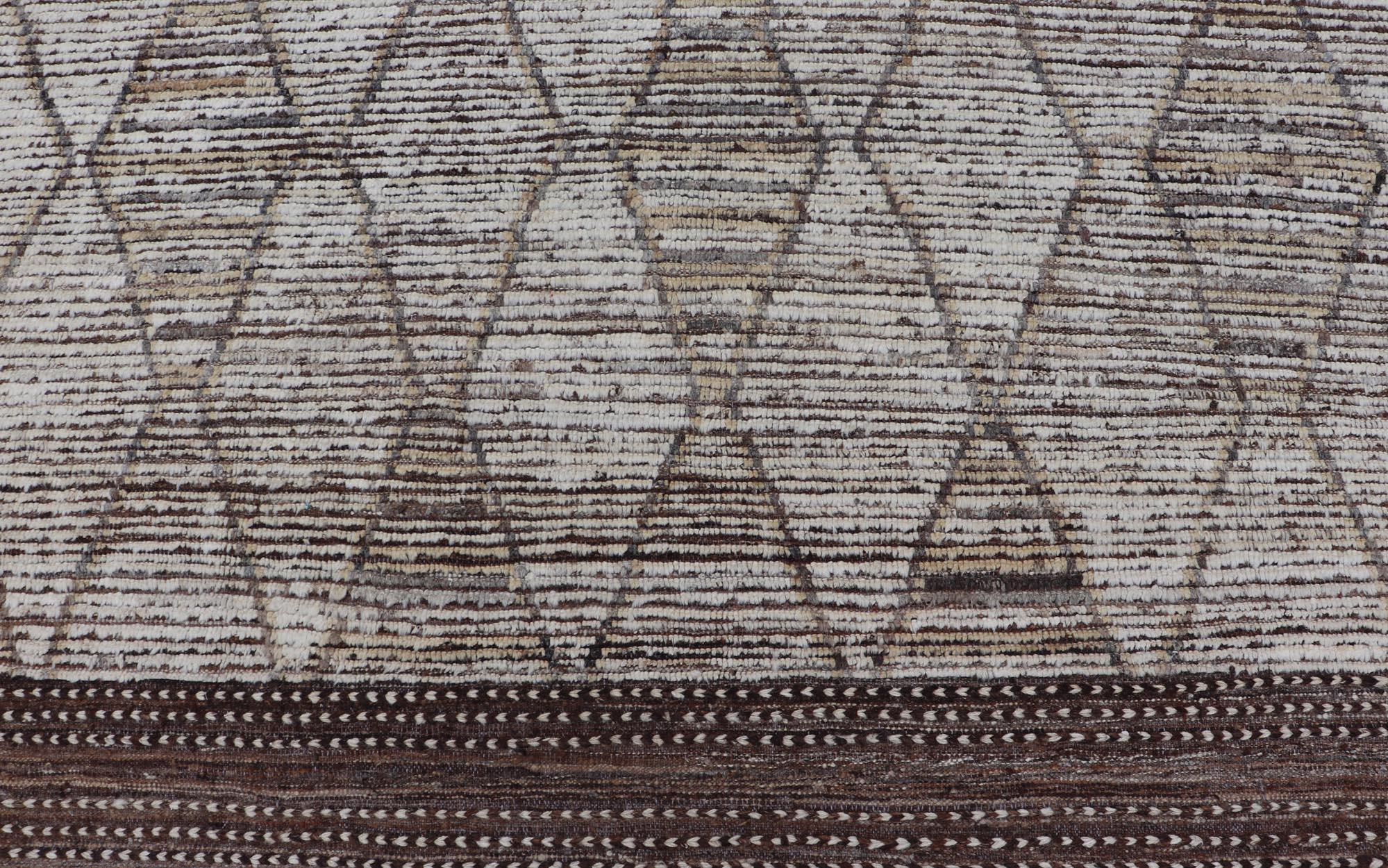 Moderner handgeknüpfter Teppich aus Wolle mit subgeometrischem Diamantdesign in Erdtönen, Moderne (21. Jahrhundert und zeitgenössisch) im Angebot
