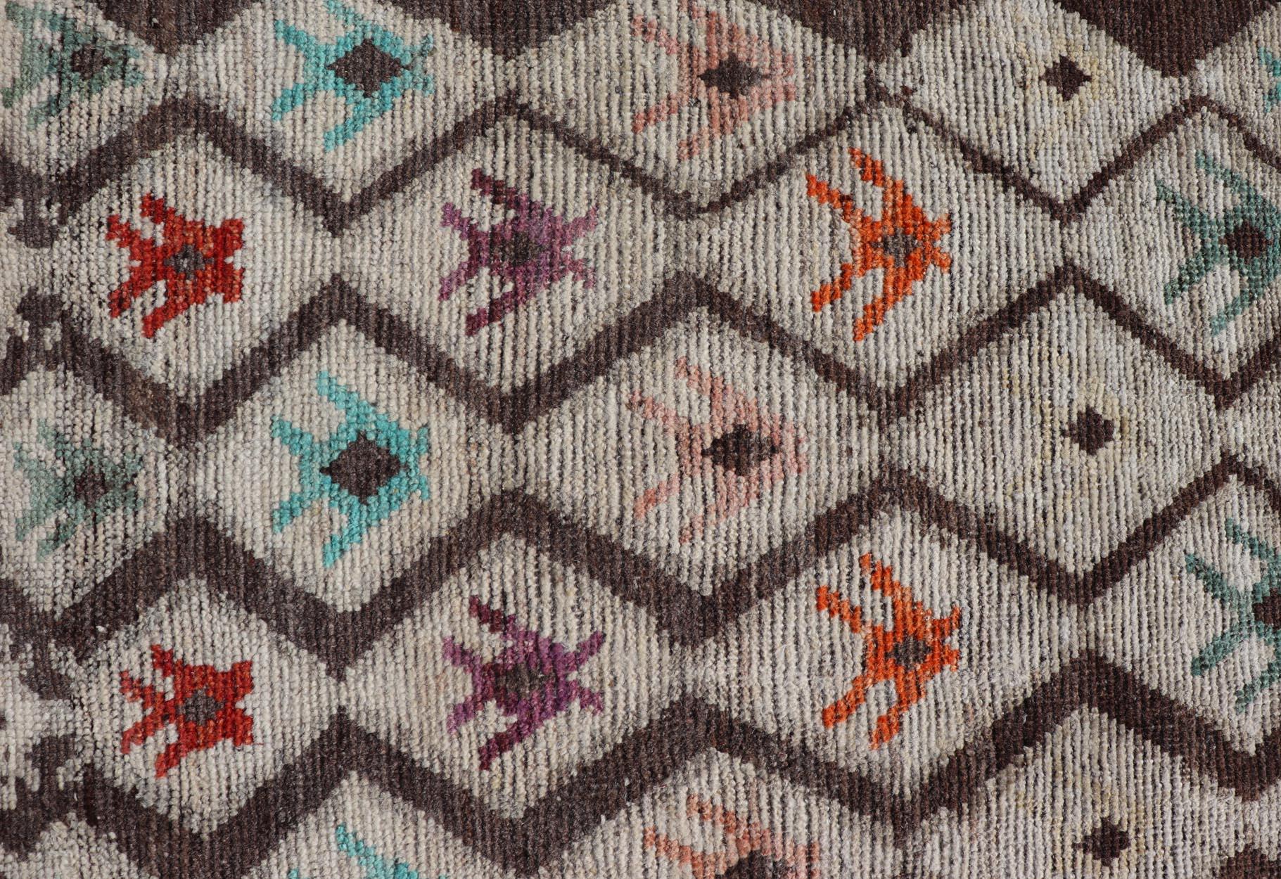 Modern Hand-Knotted Rug in Wool with Sub-Geometric Diamond Design in Multicolor In New Condition For Sale In Atlanta, GA