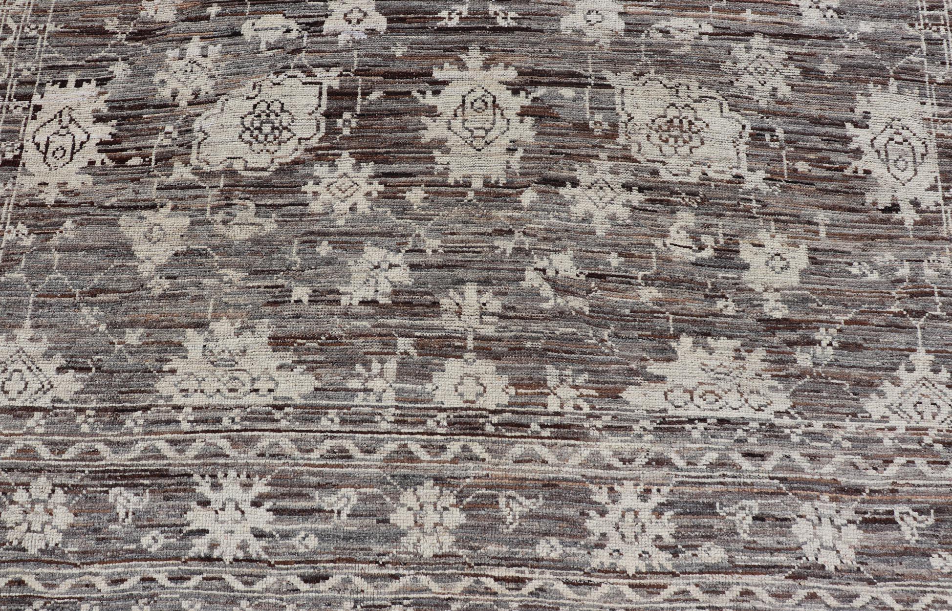 Moderner Teppich aus Wolle mit subgeometrischem, floralem Oushak-Design von Keivan Woven Arts  (Afghanisch) im Angebot