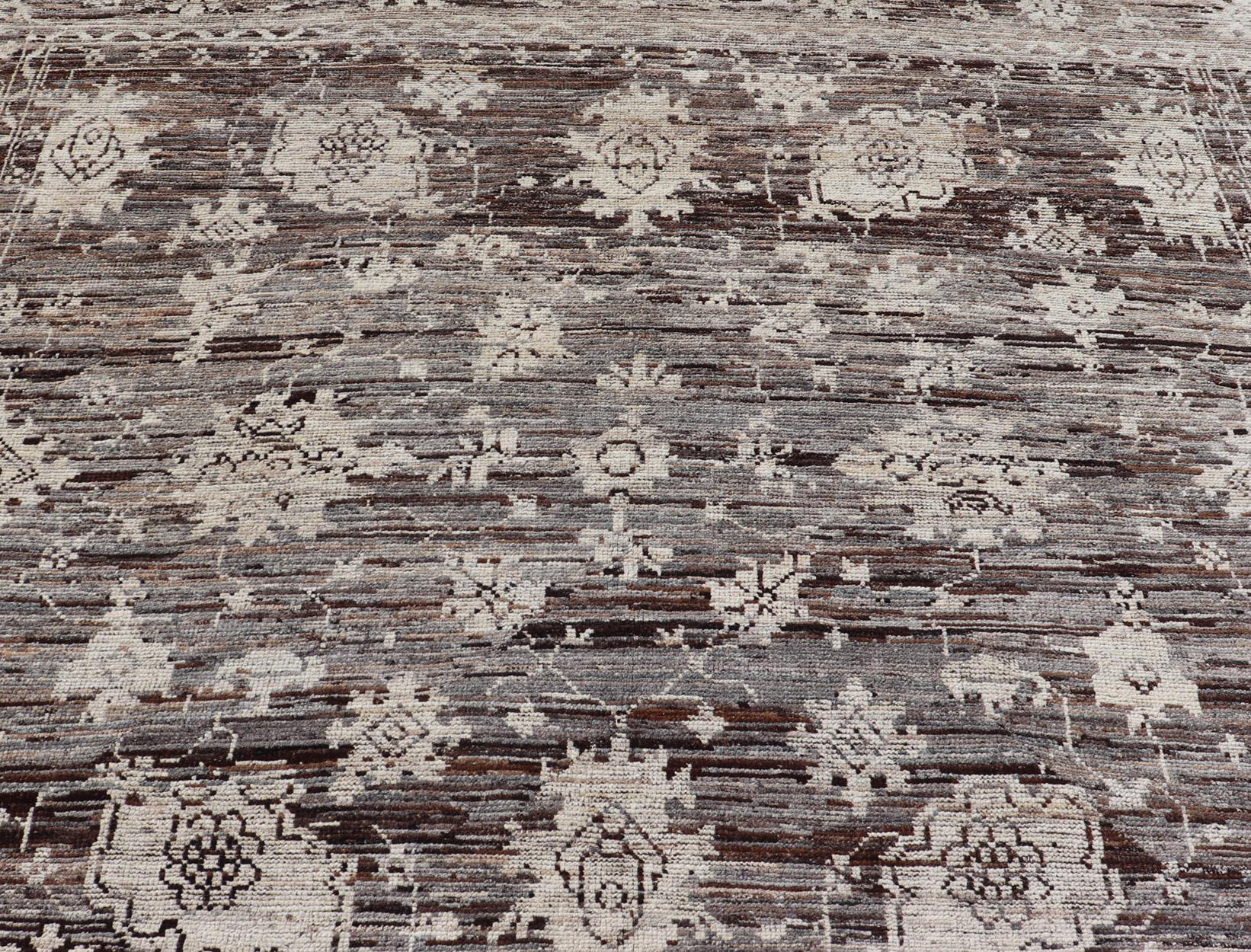 Modern Hand-Knotted Rug in Wool with Sub-Geometric Floral Oushak Design In Excellent Condition For Sale In Atlanta, GA