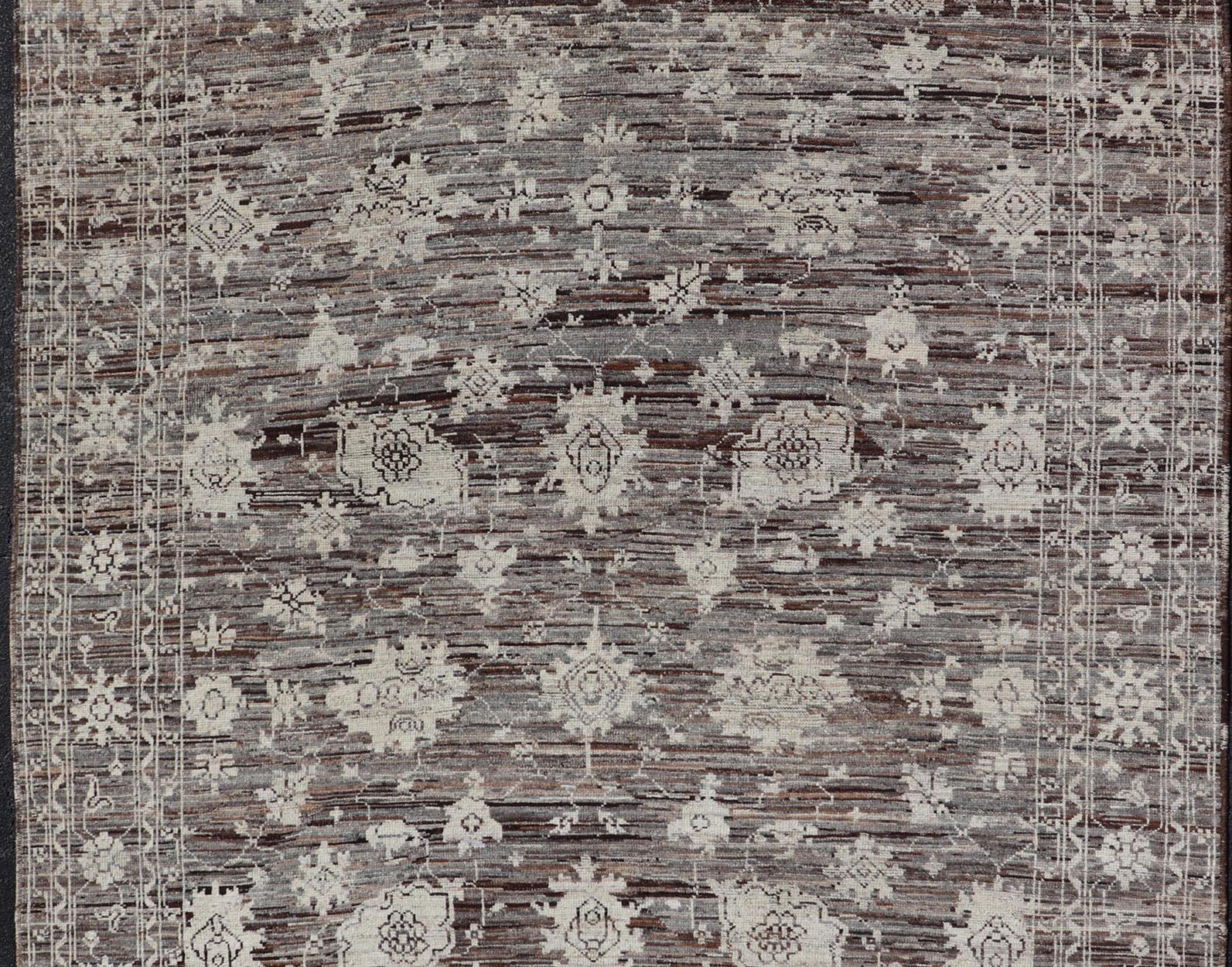 Modern Hand-Knotted Rug in Wool with Sub-Geometric Floral Oushak Design For Sale 1