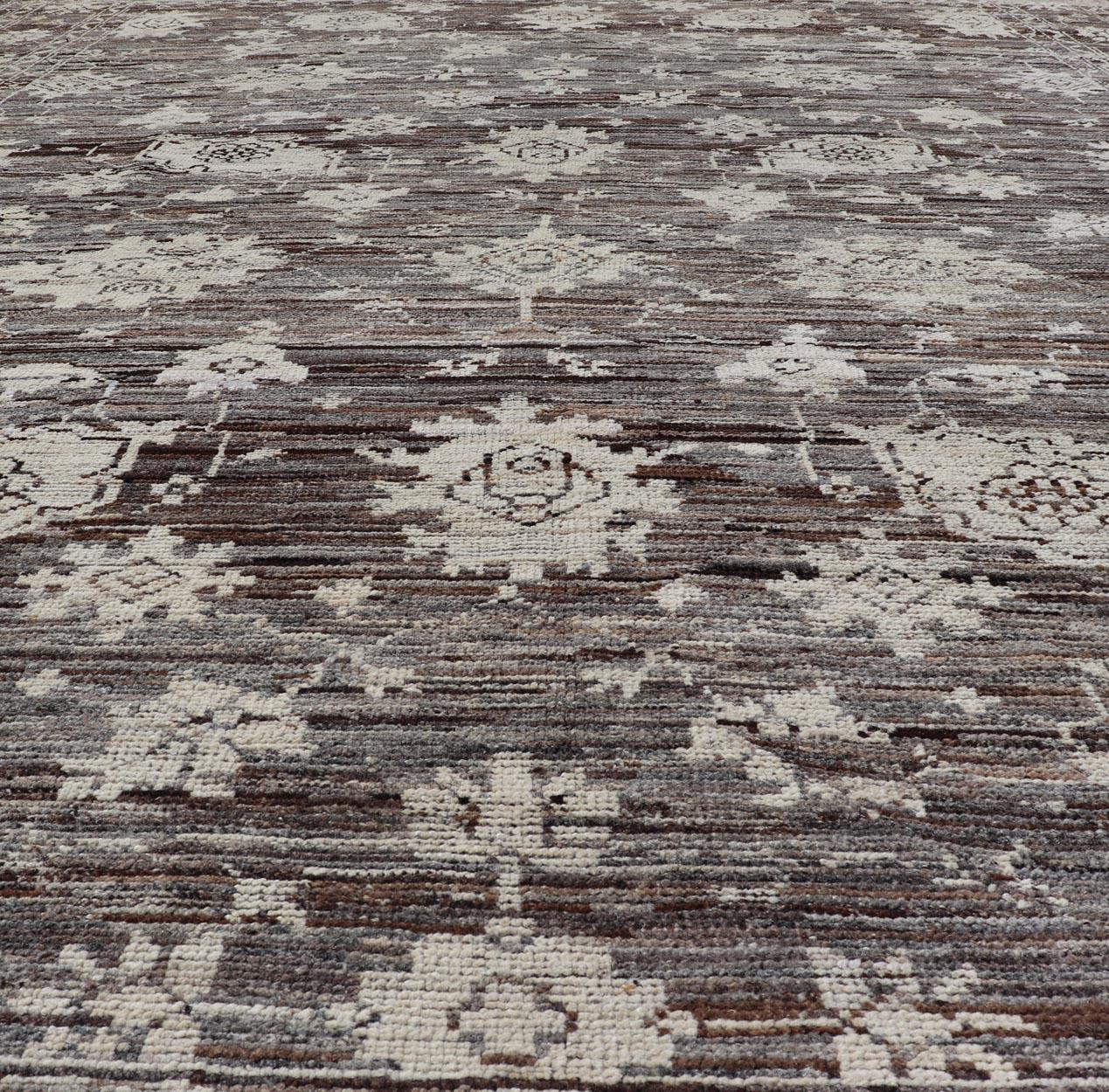 Moderner Teppich aus Wolle mit subgeometrischem, floralem Oushak-Design von Keivan Woven Arts  im Angebot 3