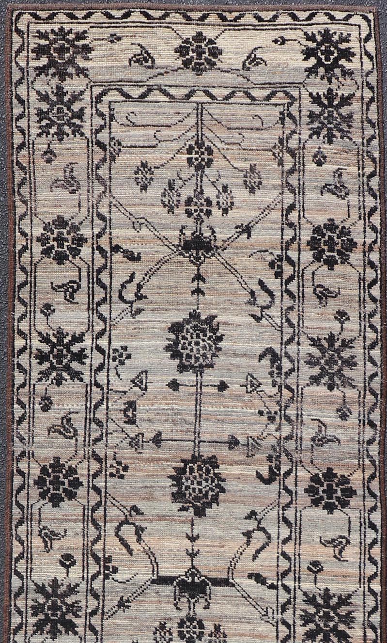 Modern Hand-Knotted Rug in Wool with Sub-Geometric Oushak Design in Earthy Tones In Excellent Condition For Sale In Atlanta, GA