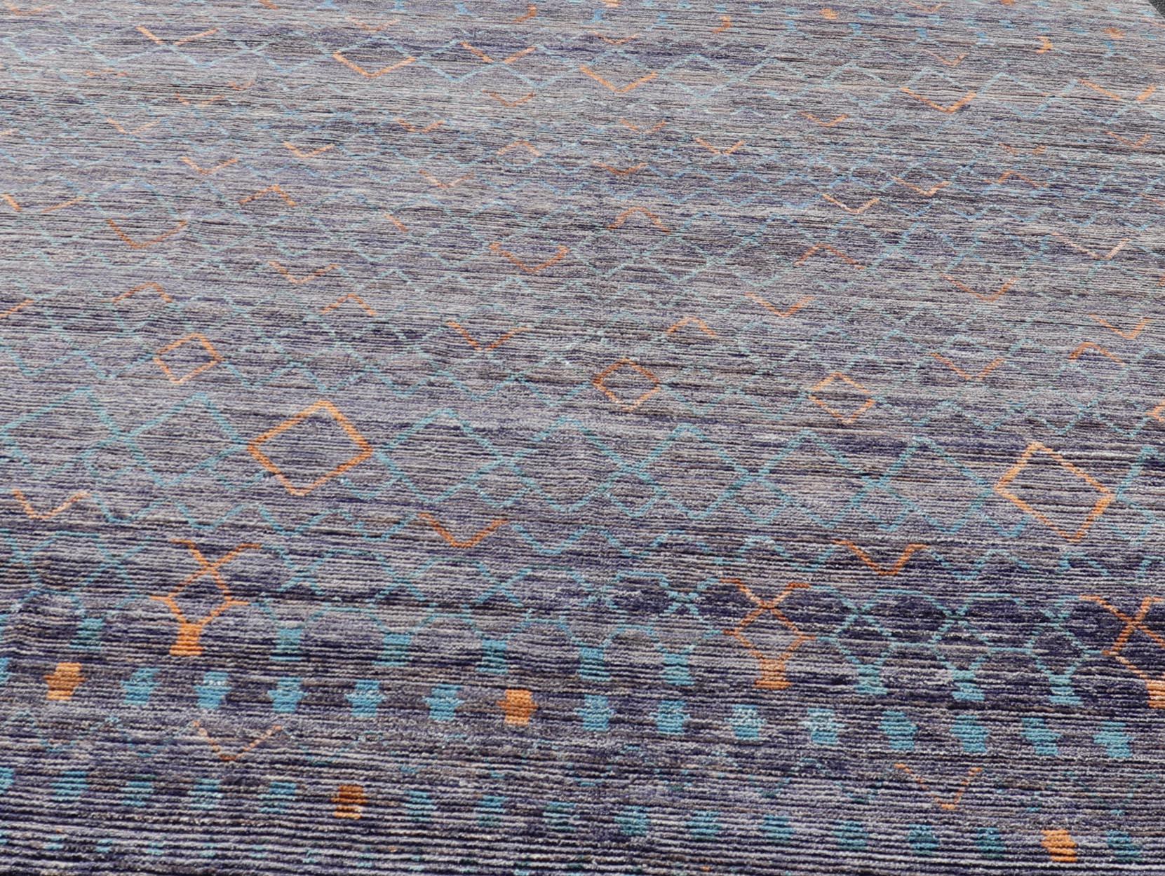 Tappeto moderno annodato a mano con design geometrico marocchino all-over. Keivan Woven Arts; tappeto MSE-12573 paese d'origine/tipo: Afghanistan / Moderno casual, circa inizio XXI secolo.
Misure: 11'9 x 15'10 
Questo tappeto tribale moderno e