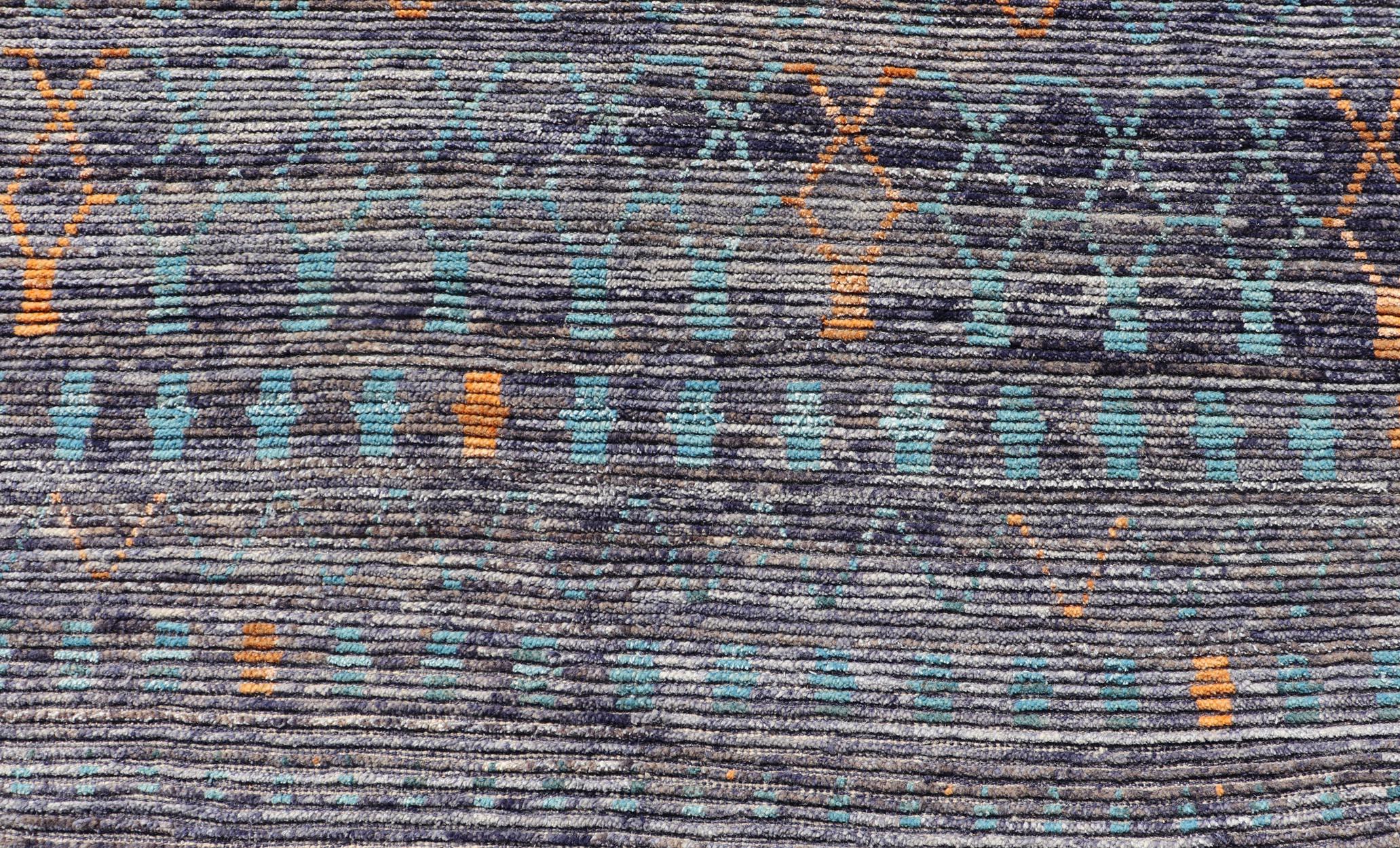 Annodato a mano Tappeto moderno annodato a mano con design geometrico marocchino all-over con colore in vendita