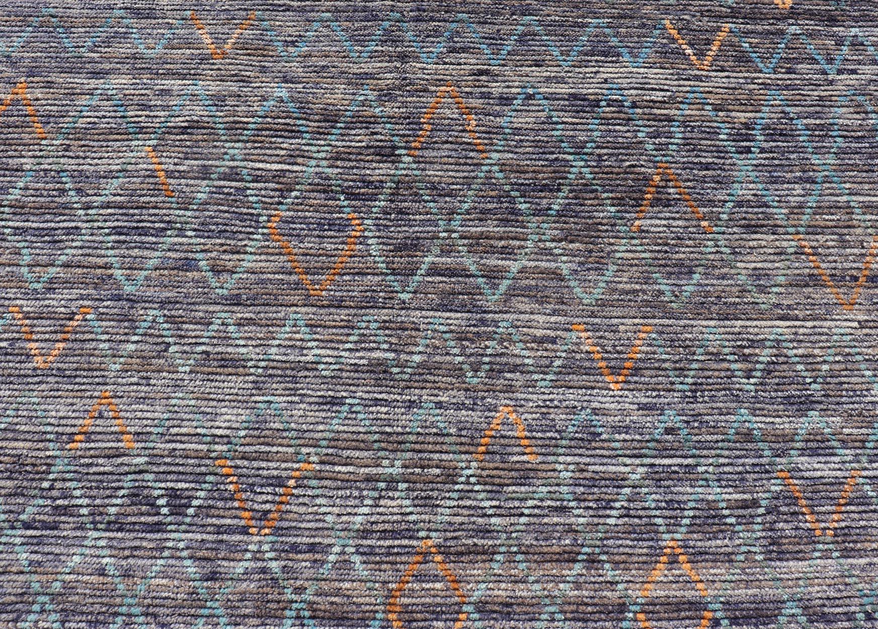 XXI secolo e contemporaneo Tappeto moderno annodato a mano con design geometrico marocchino all-over con colore in vendita