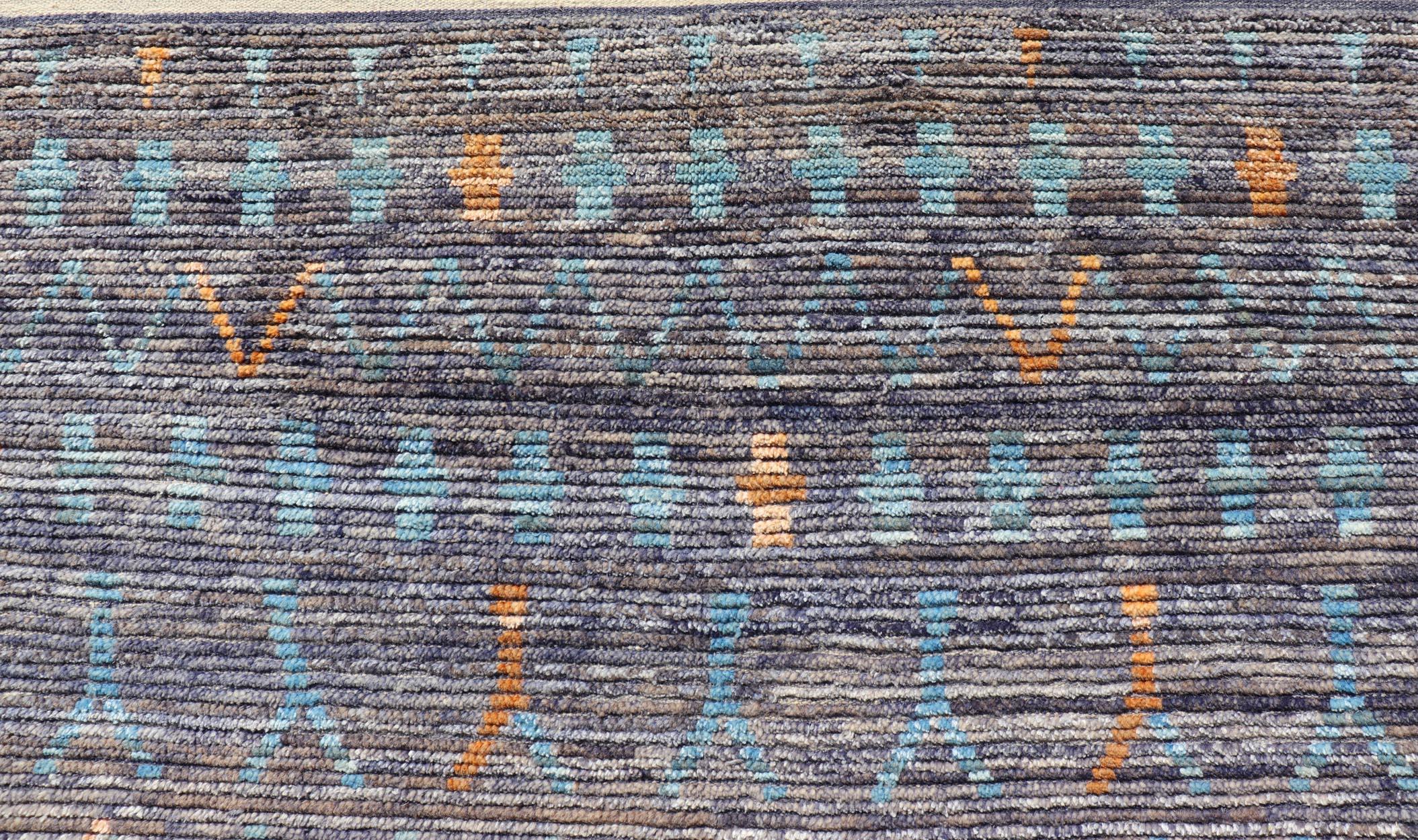 Tappeto moderno annodato a mano con design geometrico marocchino all-over con colore in vendita 1